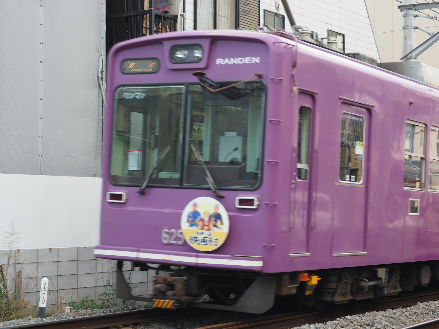 停靠在軌道旁的紫色火車