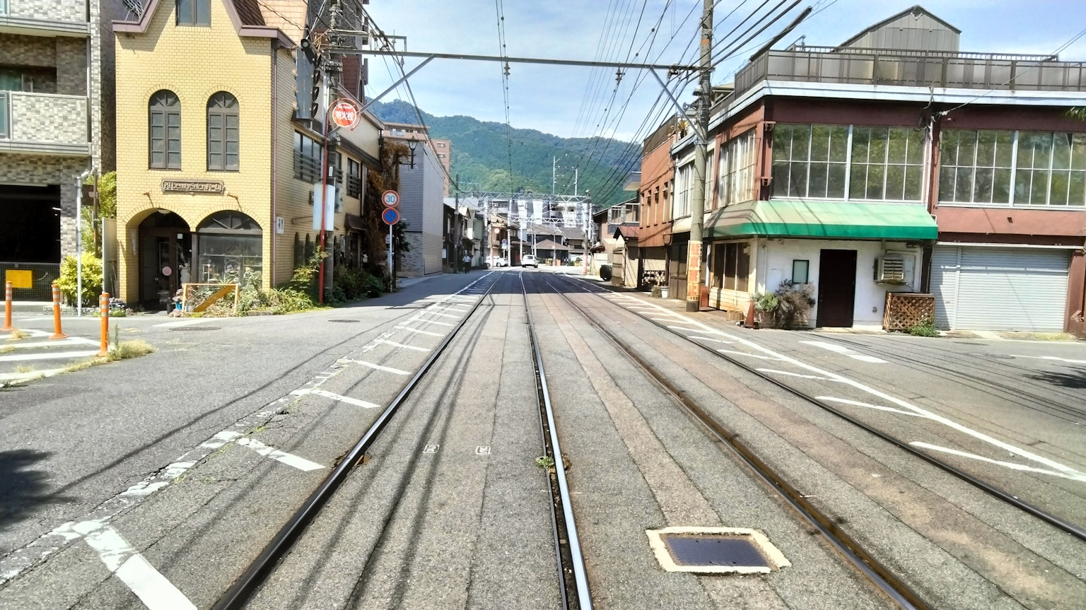 Scène de rue calme avec des rails de tramway qui se croisent