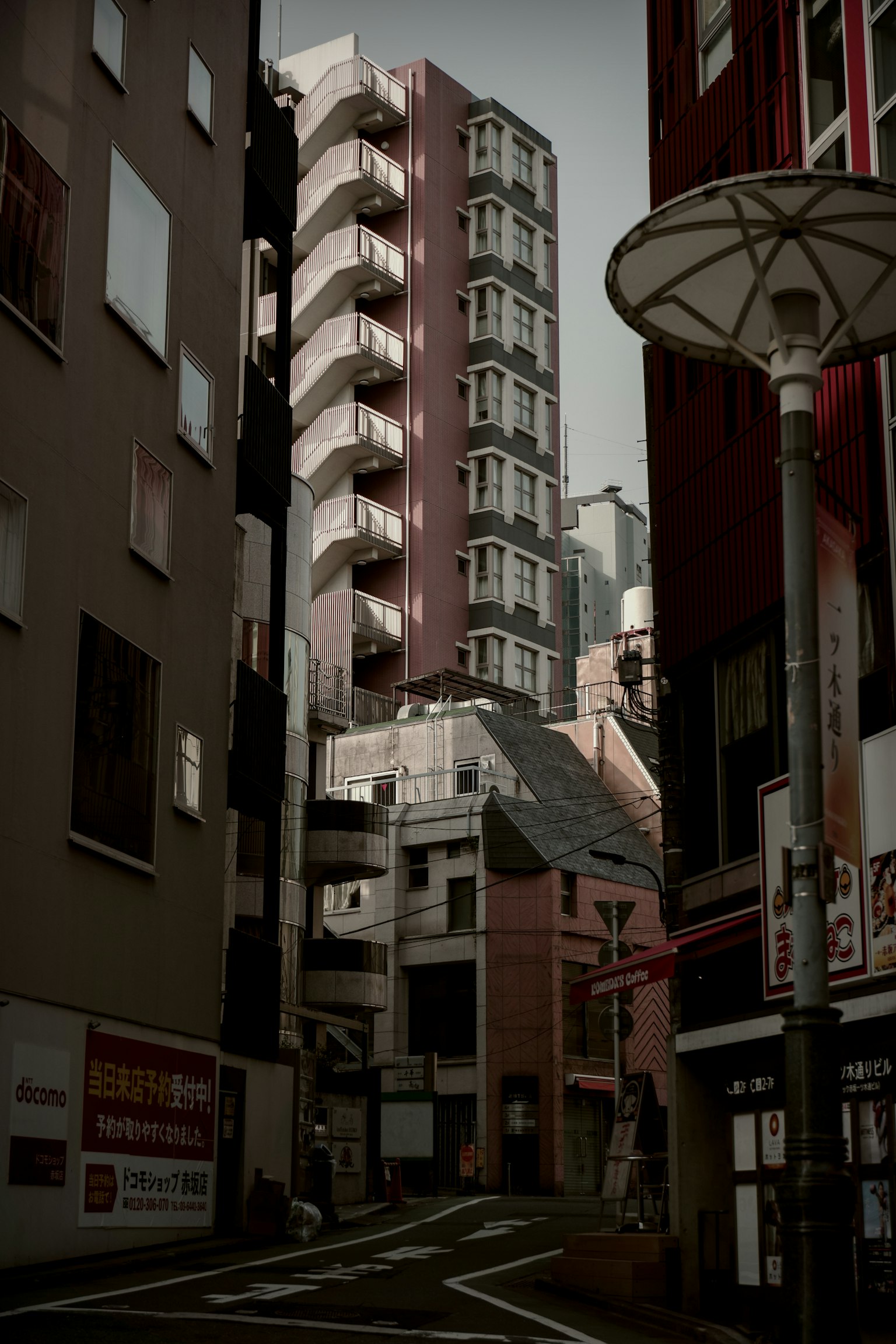 窄街上的高楼照片 建筑具有现代设计与周围建筑形成对比