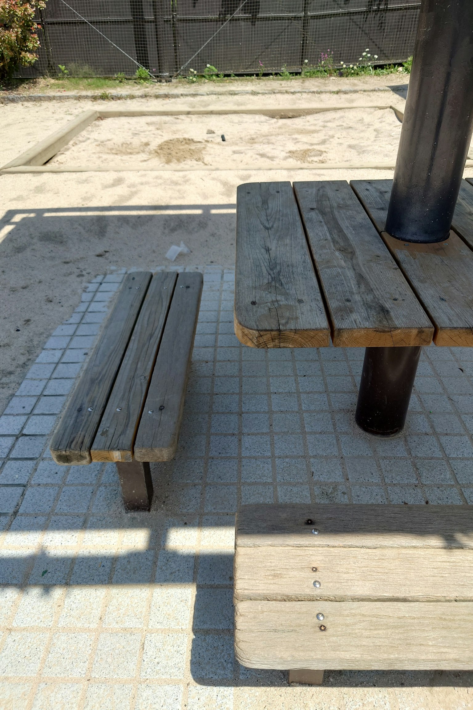 공공 장소에 있는 나무 테이블과 벤치