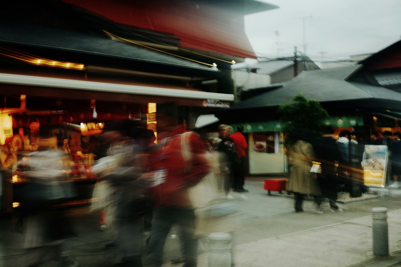 Belebte Straßenszene mit Menschen die gehen bunte Stände und Schirme sichtbar