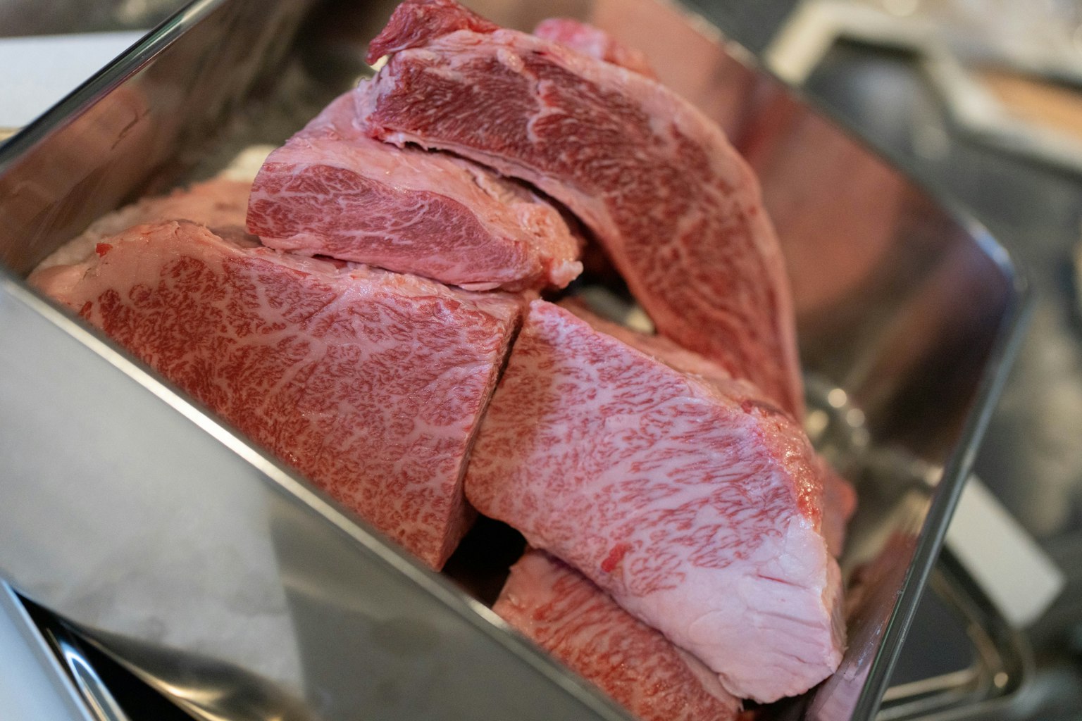 金属托盘中展示的美丽大理石纹和牛肉块
