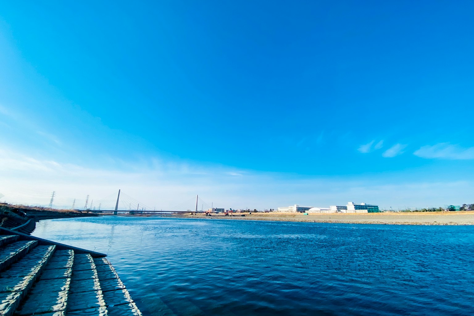 Vista panoramica di un fiume sotto un cielo blu chiaro