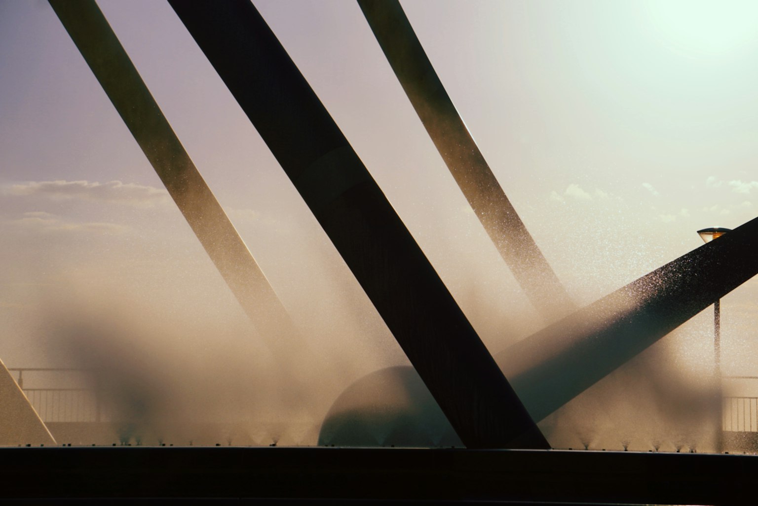 Líneas diagonales y sombras de una estructura que emerge de la niebla