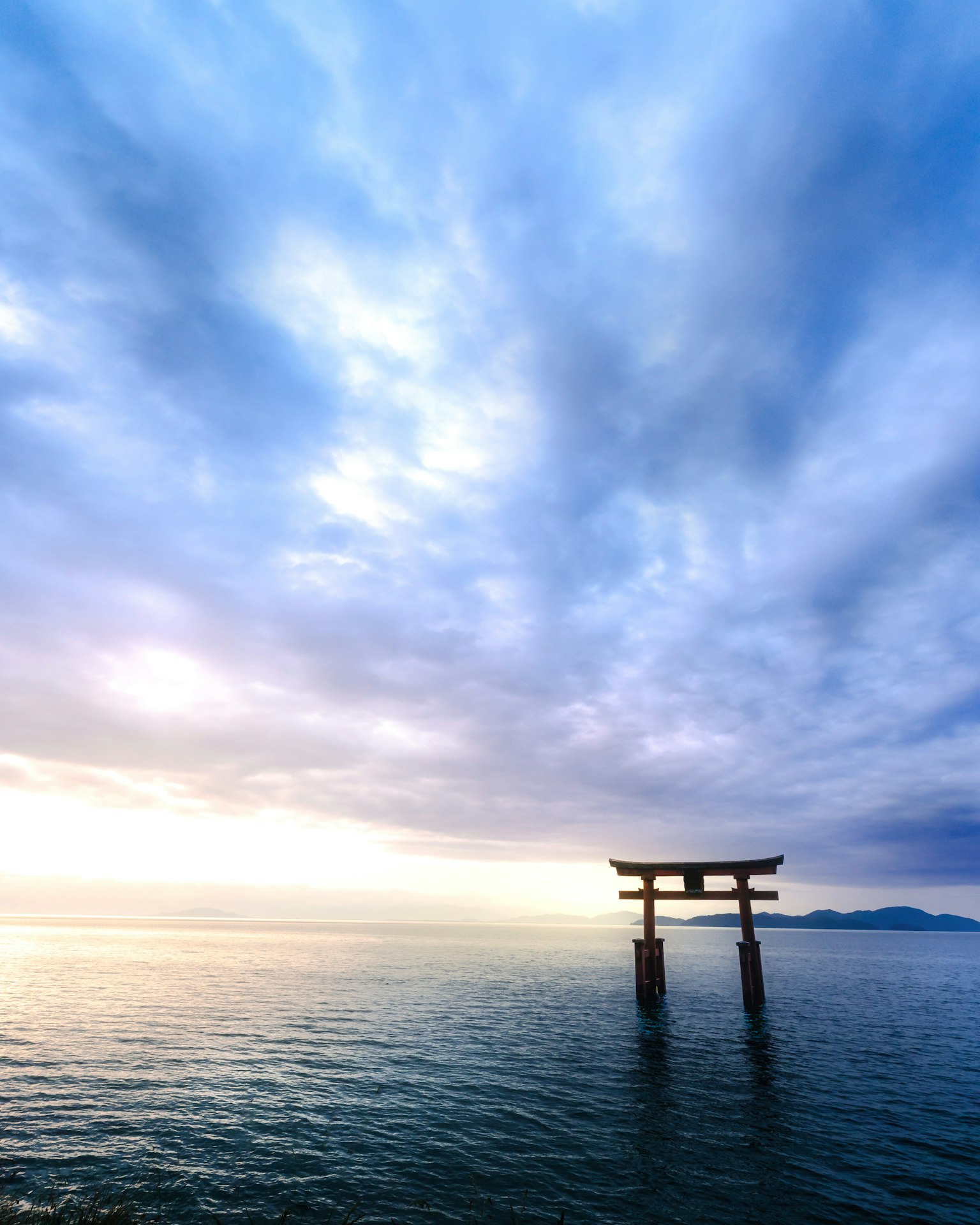 海中矗立的鳥居和寧靜的天空