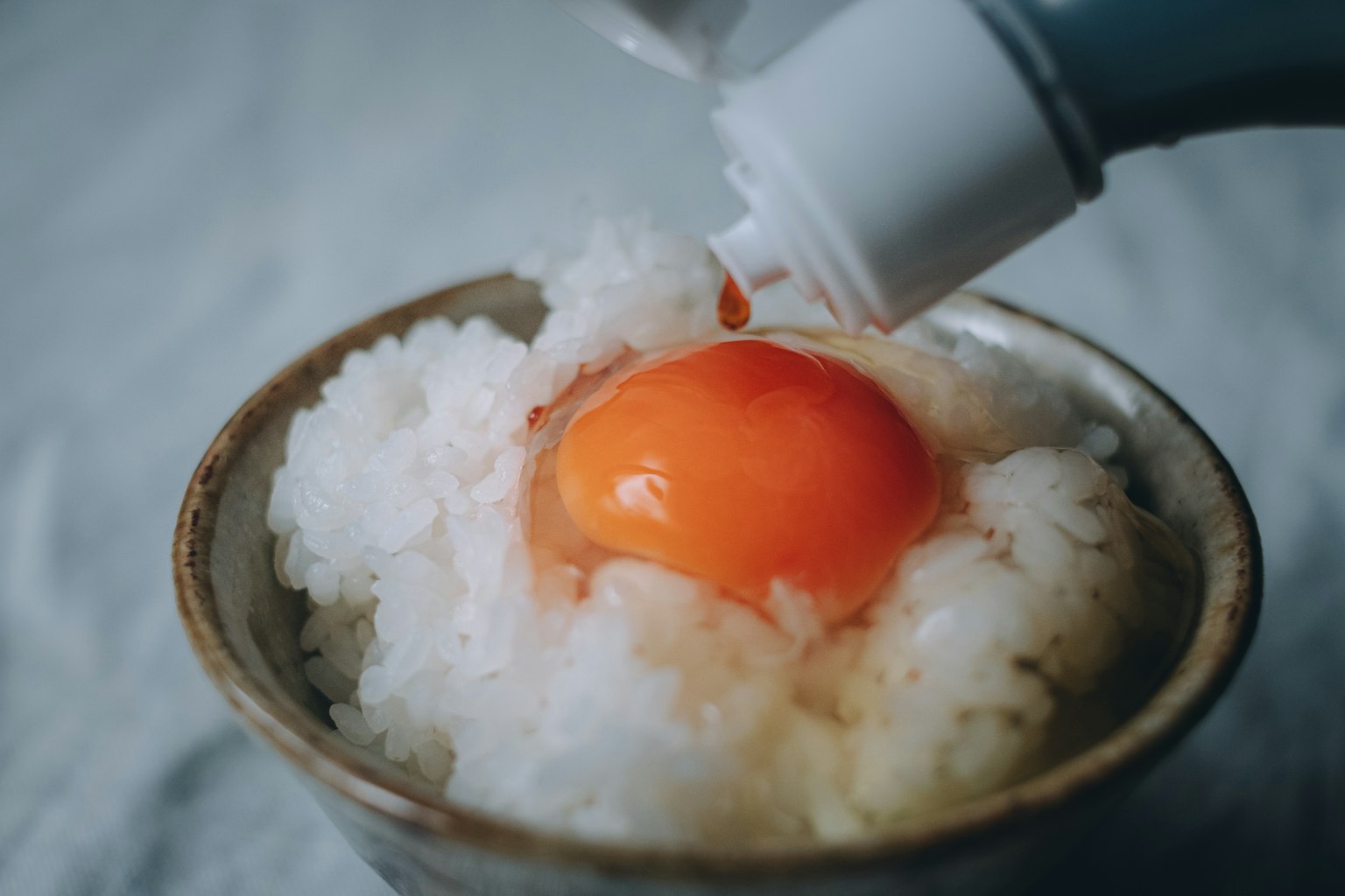 Một bát có lòng đỏ trứng vàng tươi trên đá bào