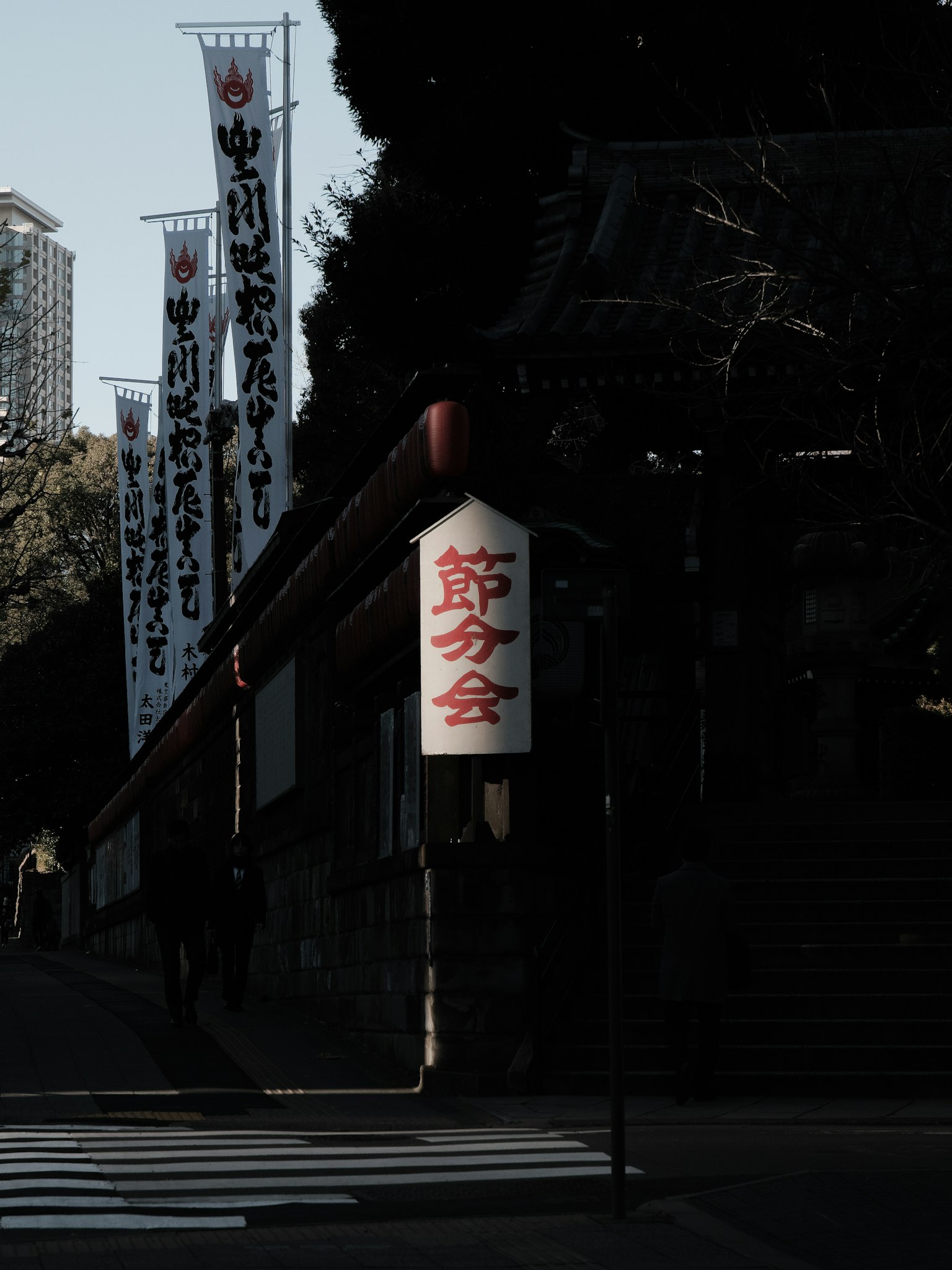 在黑暗背景下的日本寺庙标志和横幅