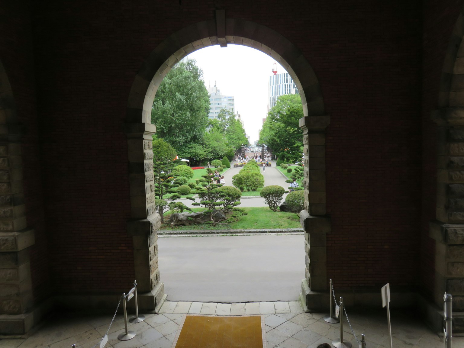 Vista de un jardín a través de una entrada en arco vegetación exuberante y paisaje bien cuidado
