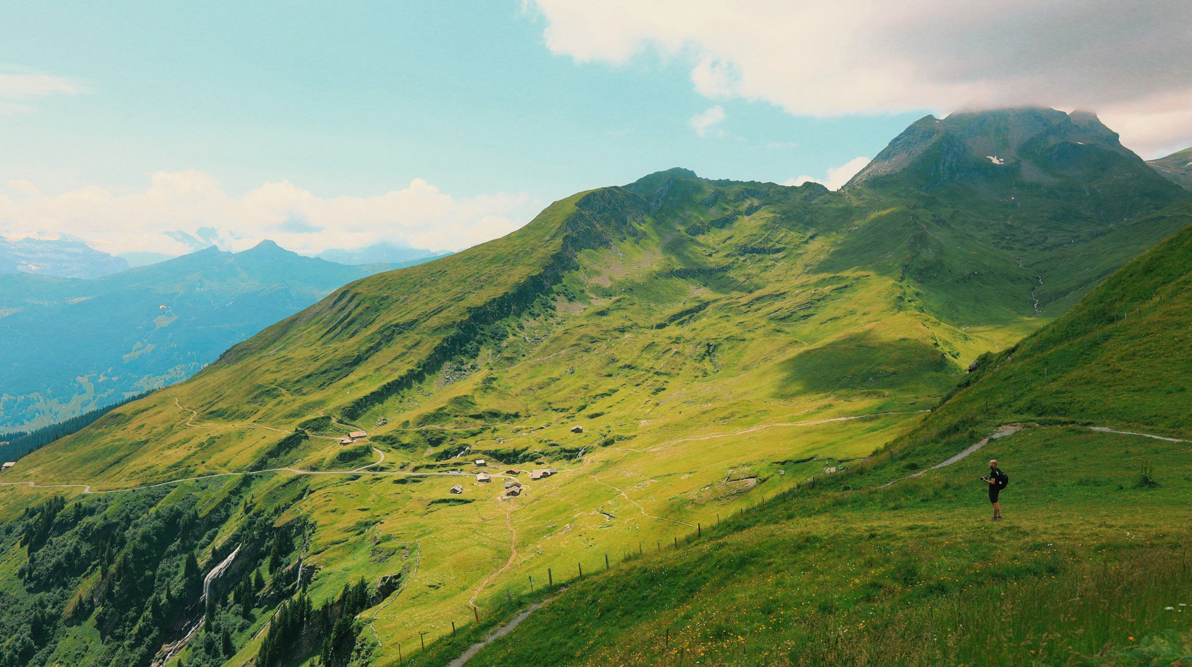 Berglandschaft mit grünen Bergrücken und grasigen Hängen