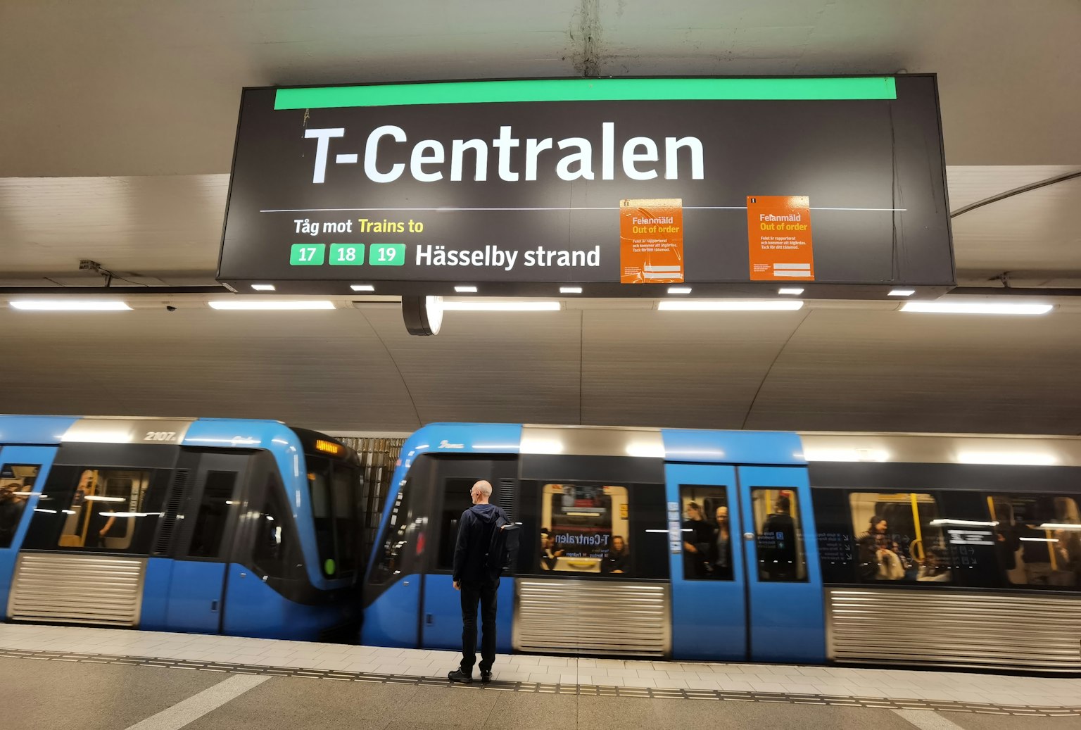 ป้ายสถานี T-Centralen พร้อมรถไฟใต้ดินสีน้ำเงิน