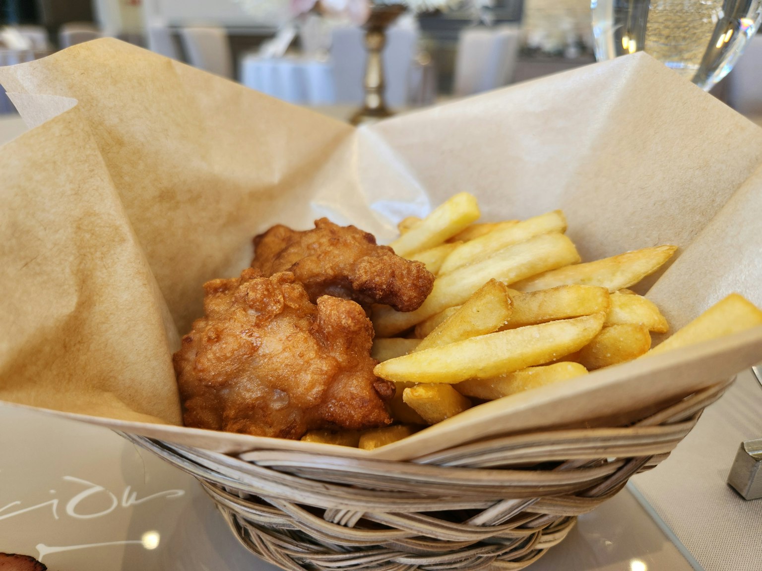 Cesto di pollo fritto e patatine fritte