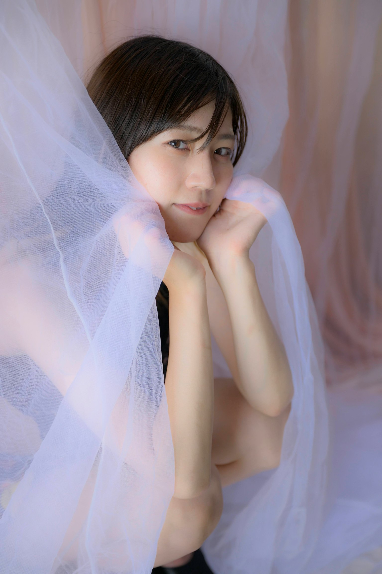 被柔软面料包围的女性肖像