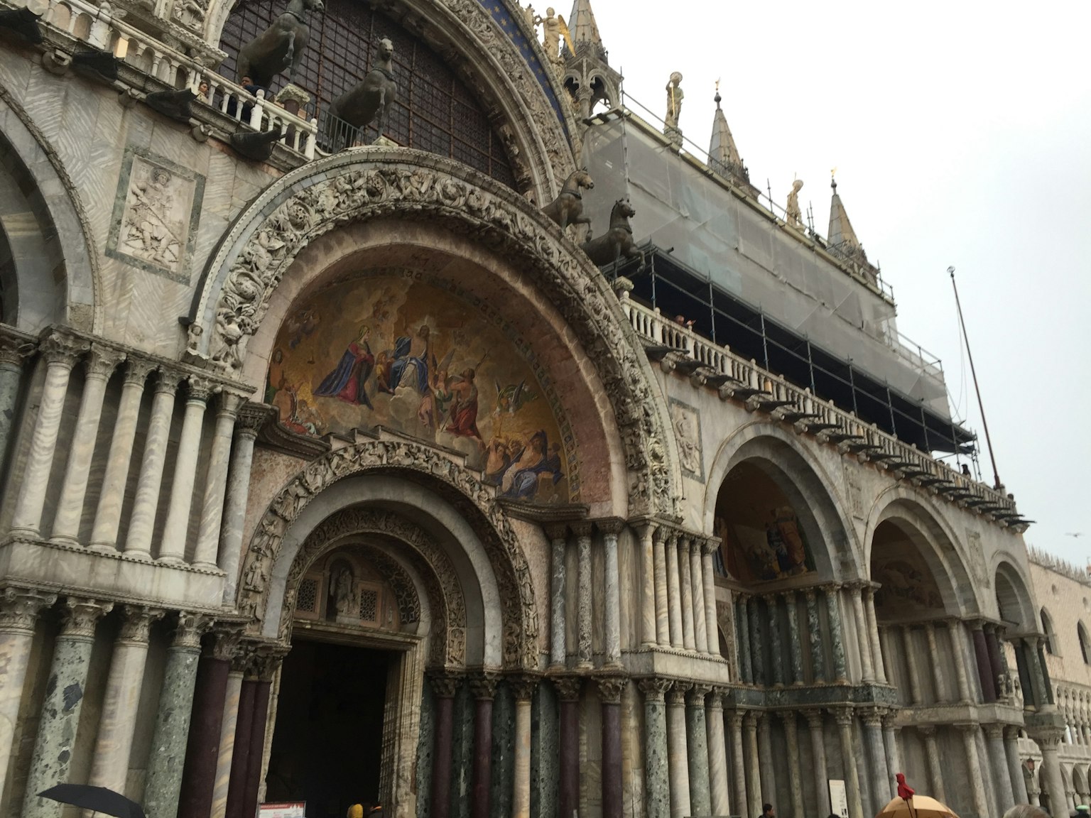 Facciata della basilica di San Marco con mosaici archi e sculture intricate architettura storica