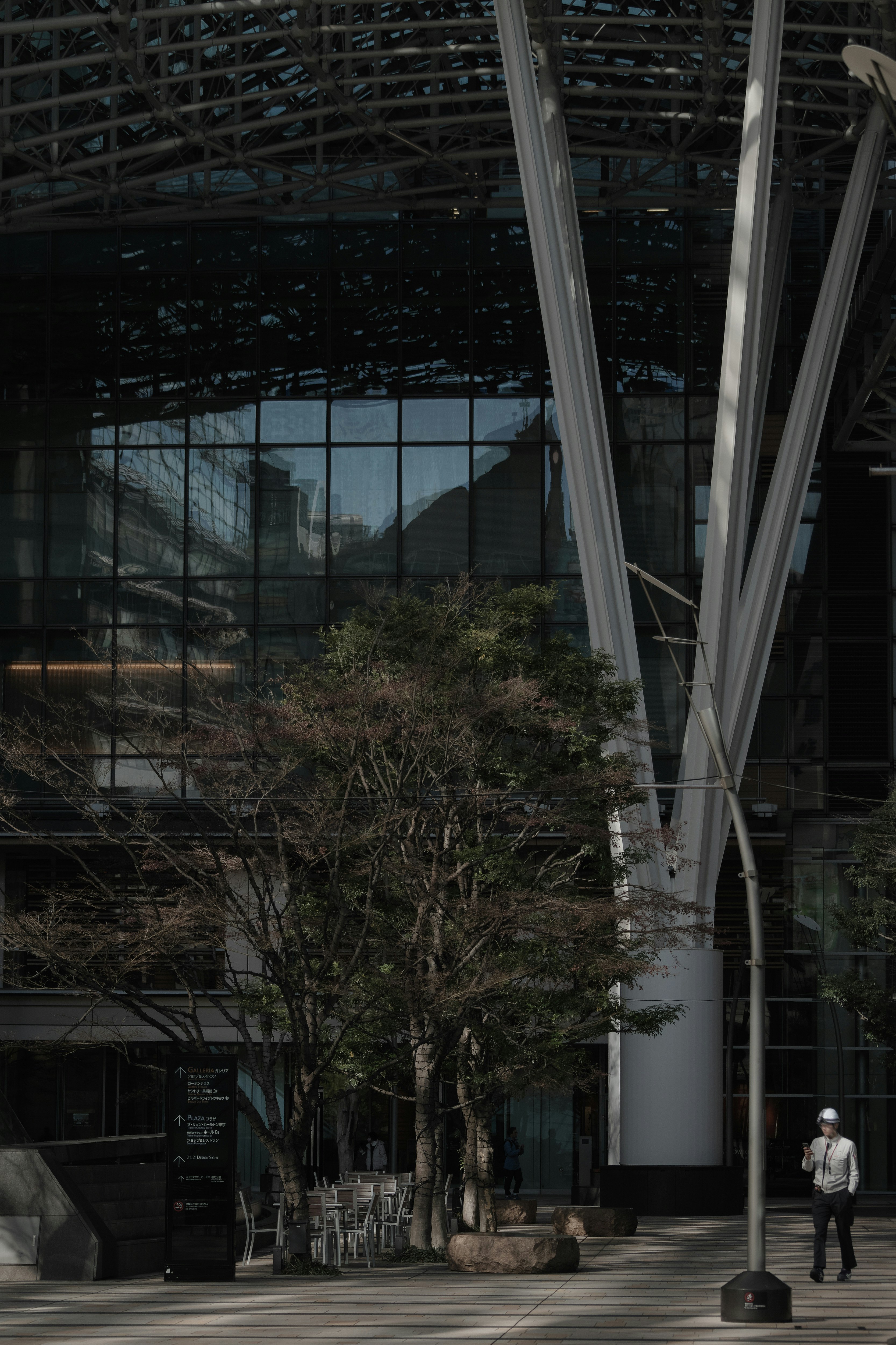 高架下の広い空間と街並みの見える都市風景