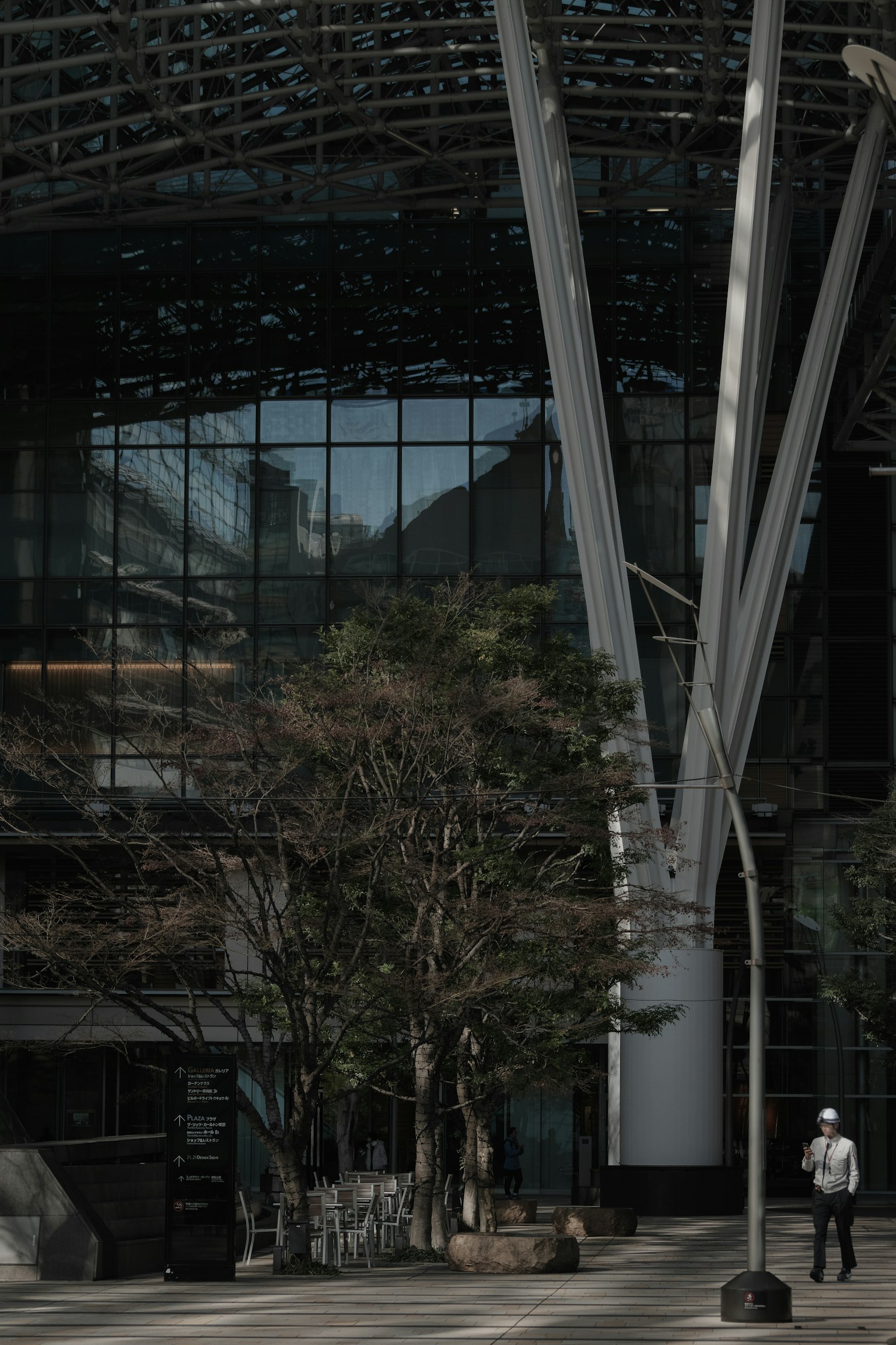 Vista esterna di un edificio moderno con alberi circostanti