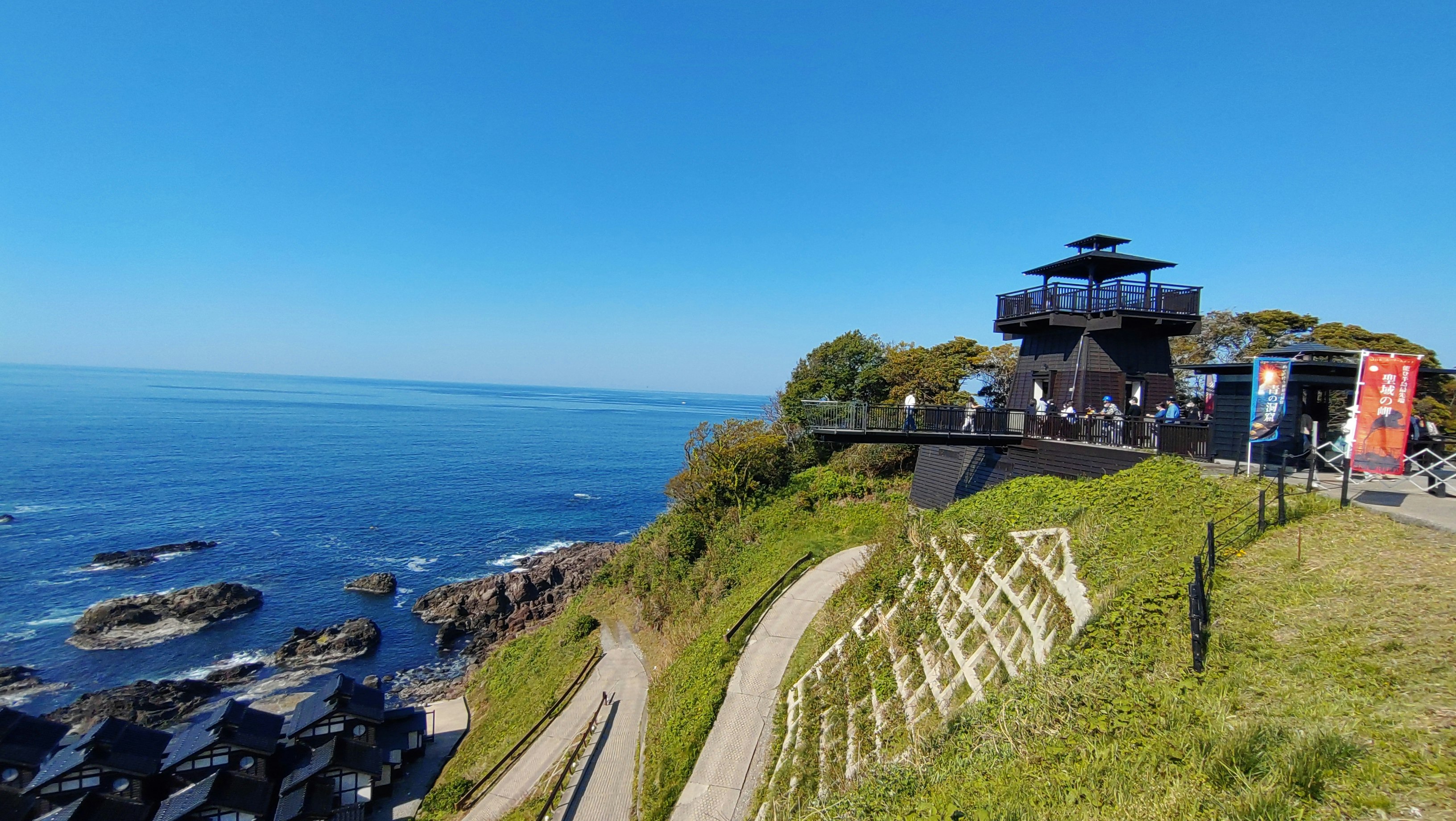 能登半島の海を望む空中展望台と青空の岬の景色