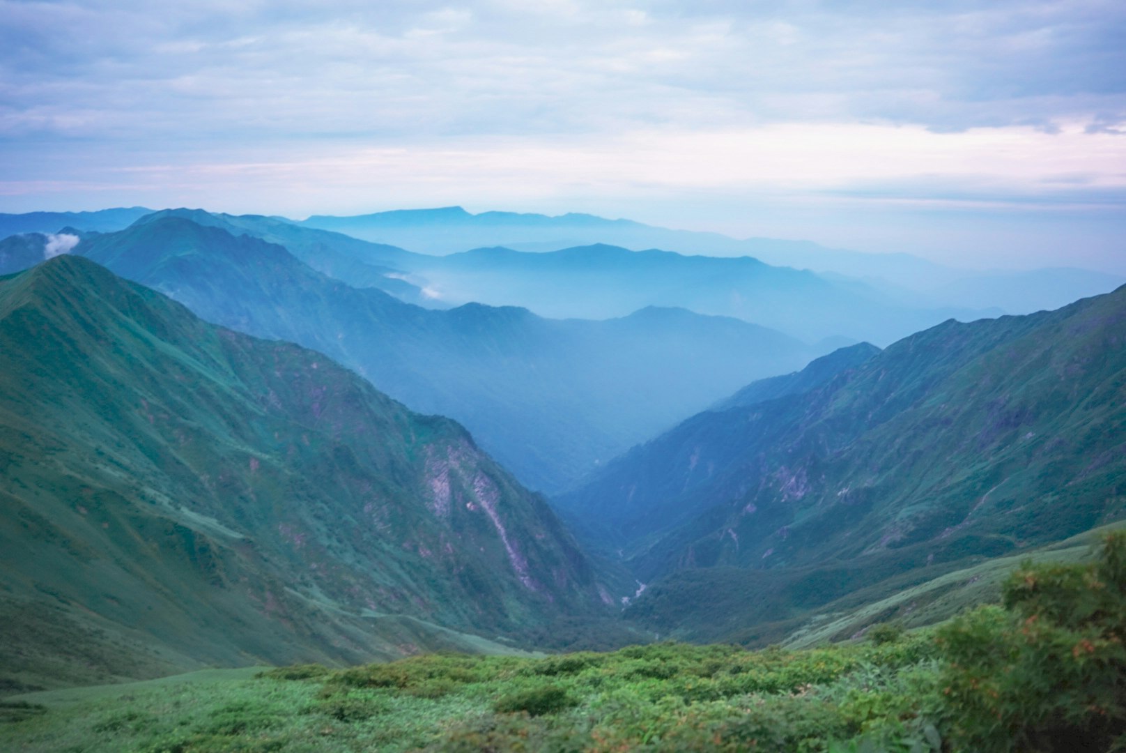 霧氣籠罩的山稜與山谷遠景
