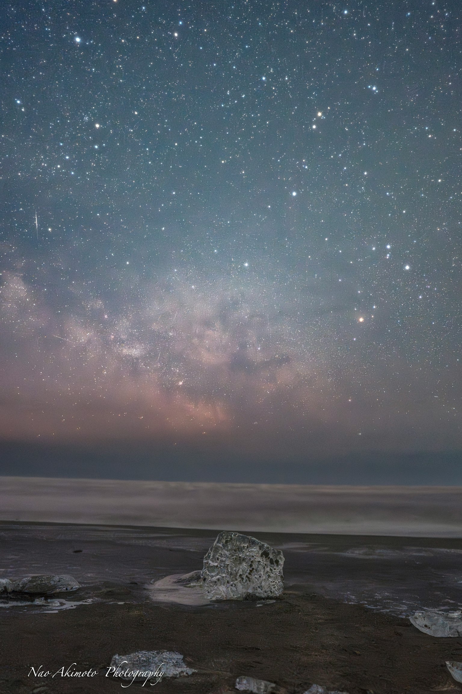 海岸上方的星空展示星星和银河