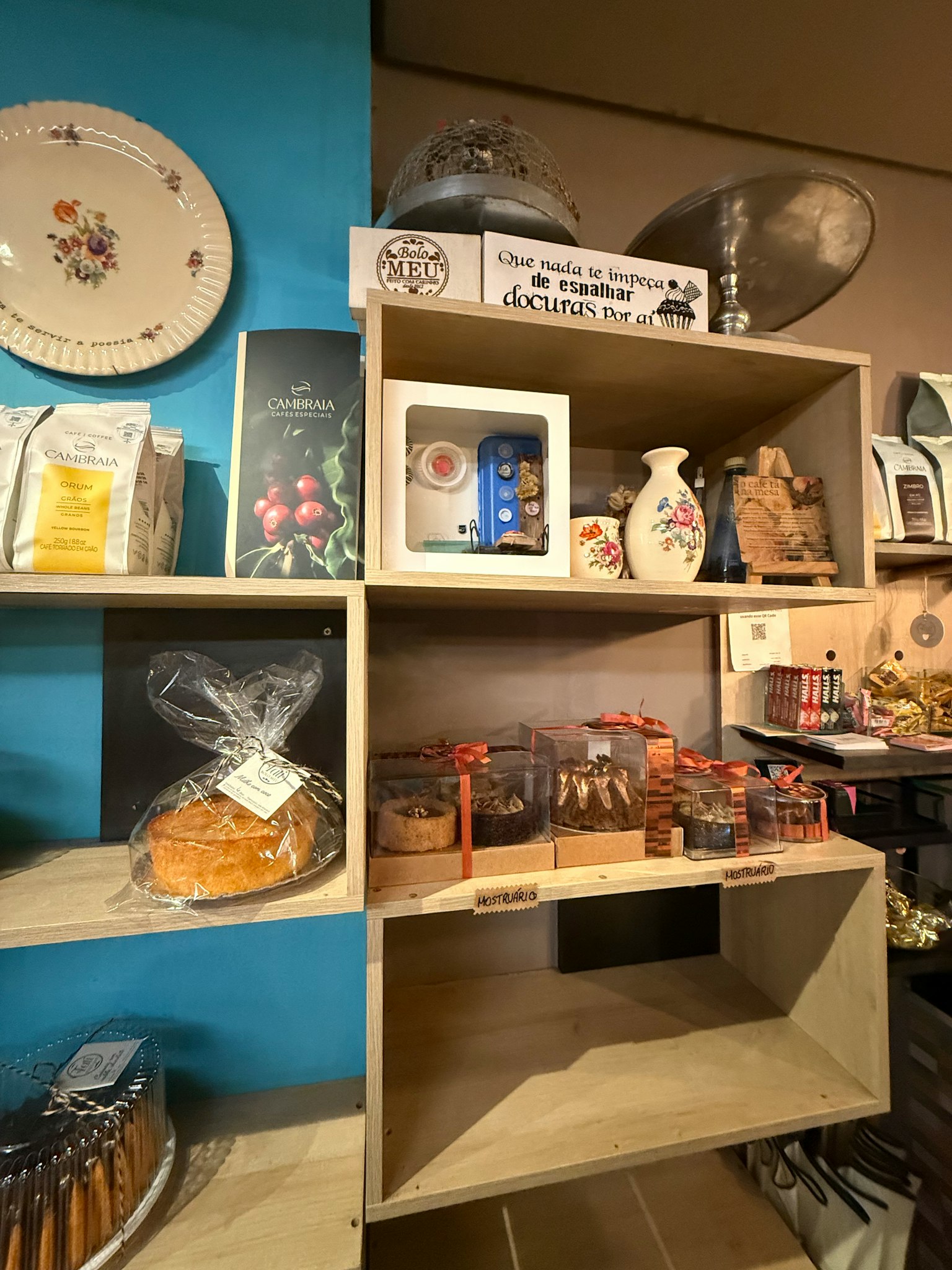 木製の棚に並ぶ様々な食品と装飾品のディスプレイ