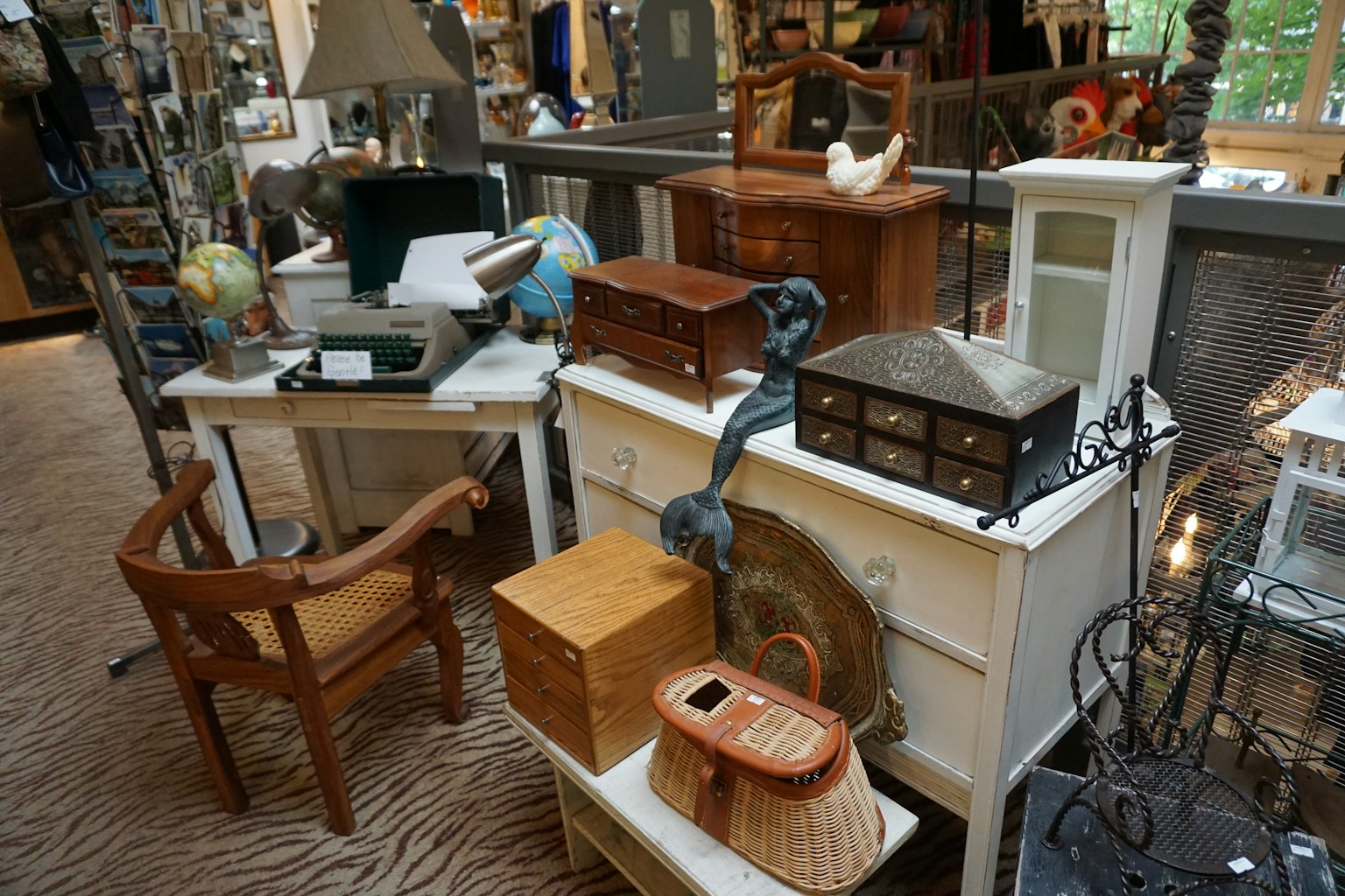 古董店角落展示多種復古家具和裝飾品