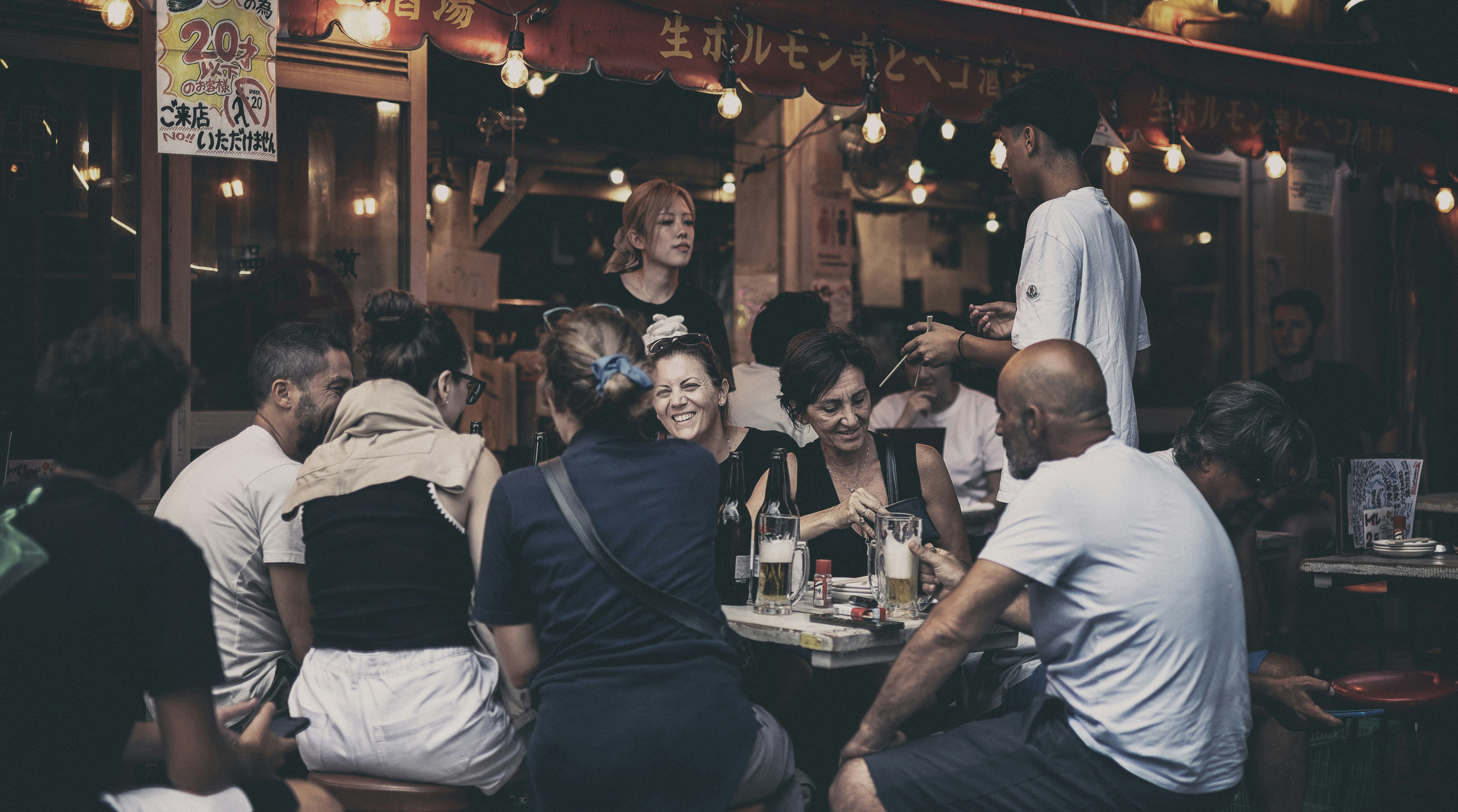 lebendiges Abendtreffen an einem Street-Food-Stand