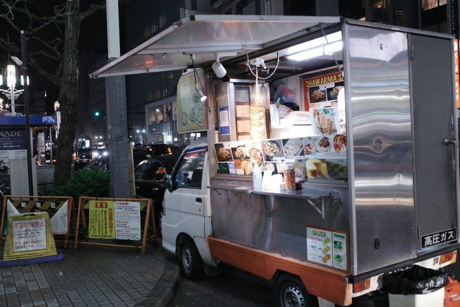 夜晚街角的明亮食品车