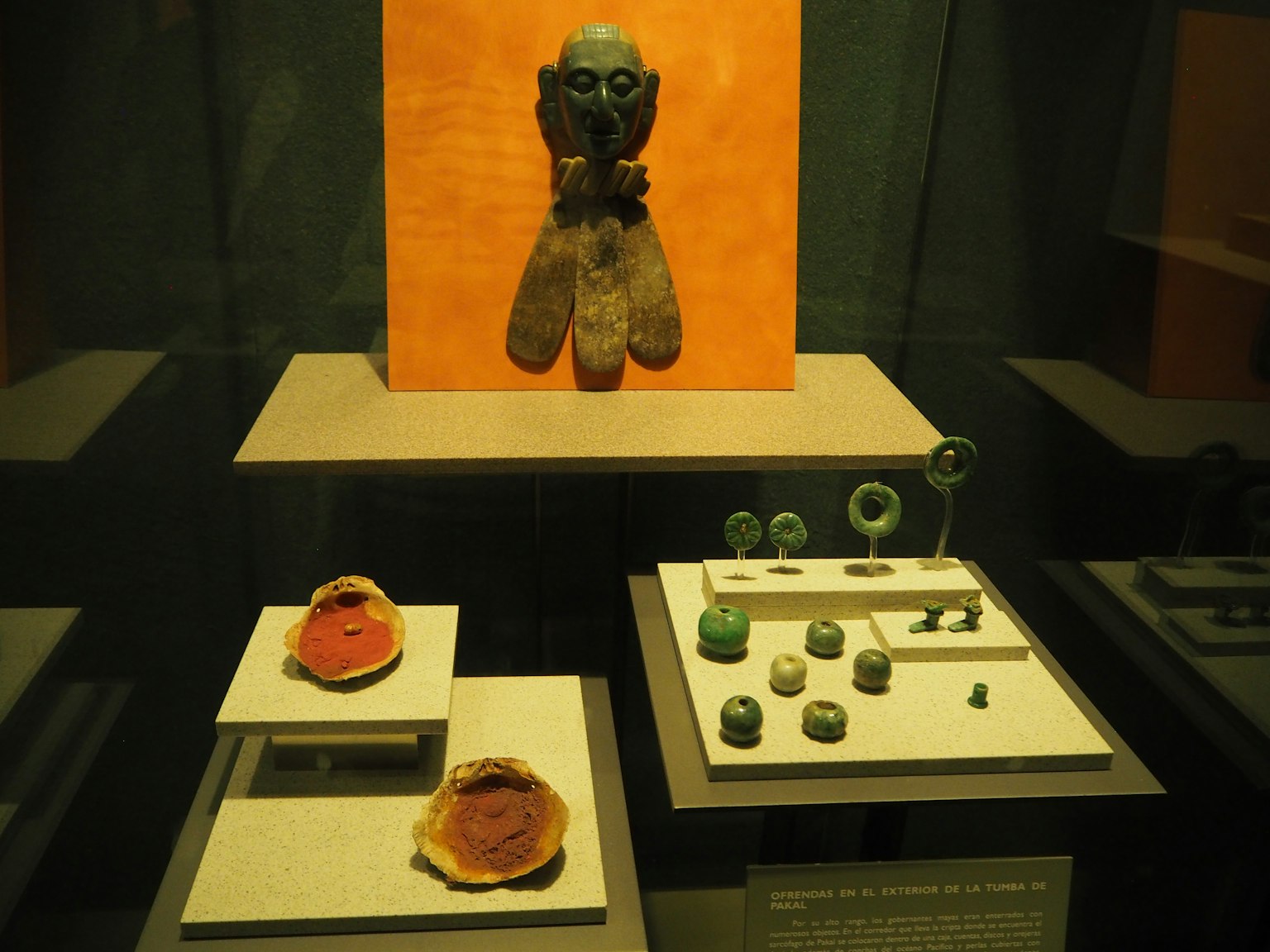 Vitrine mit antiker Skulptur und Edelsteinen
