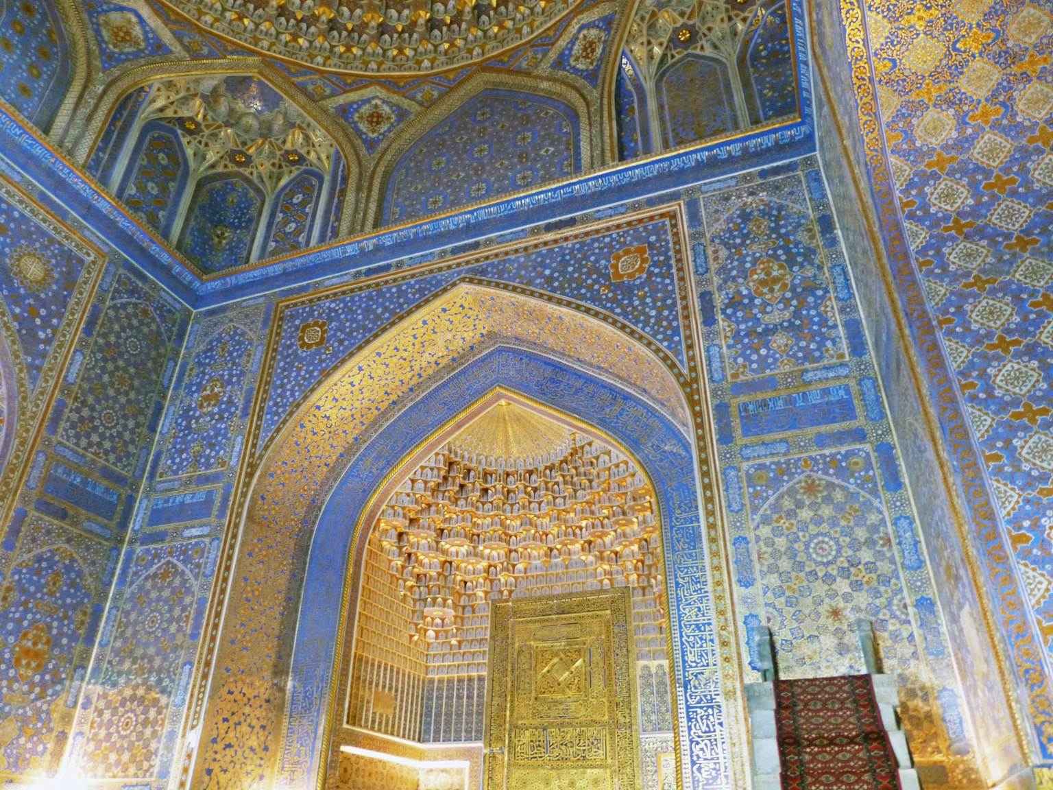 Bellissimo spazio interno con decorazioni blu e oro sulle pareti