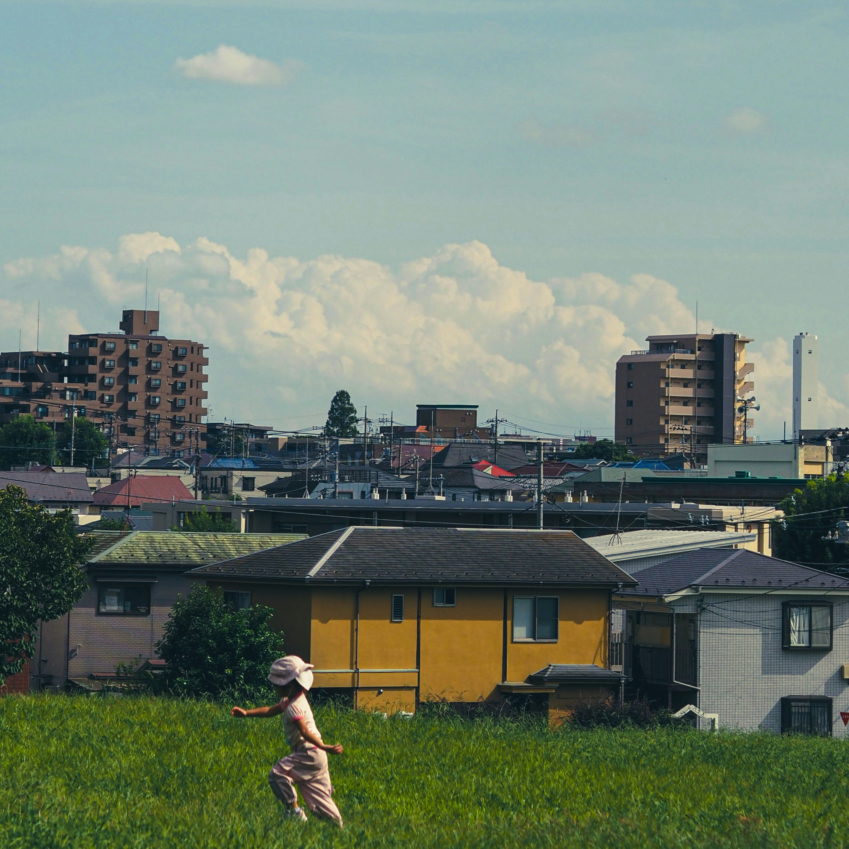 郊外の住宅街を走る子どもの姿