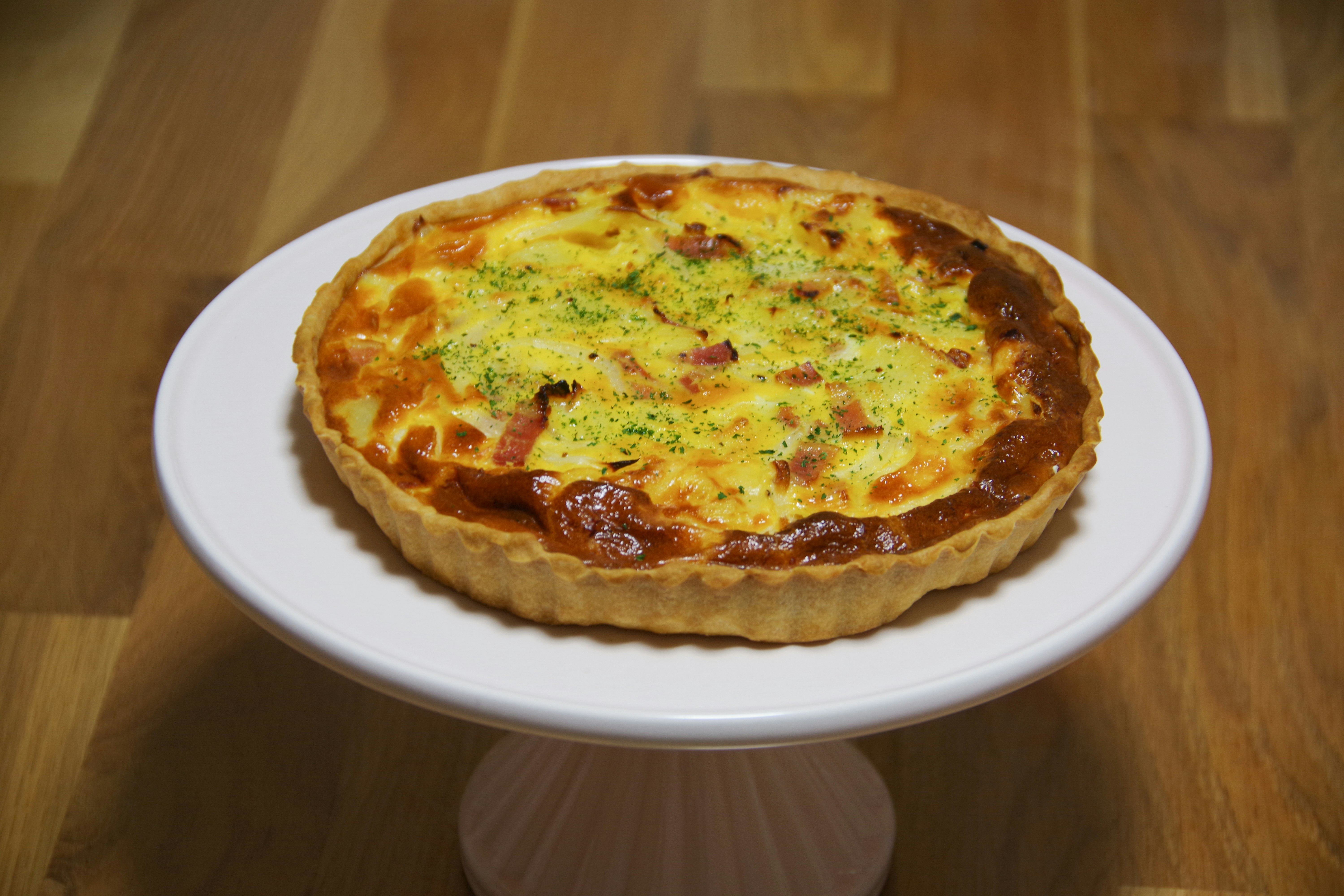 quiche sur une table en bois