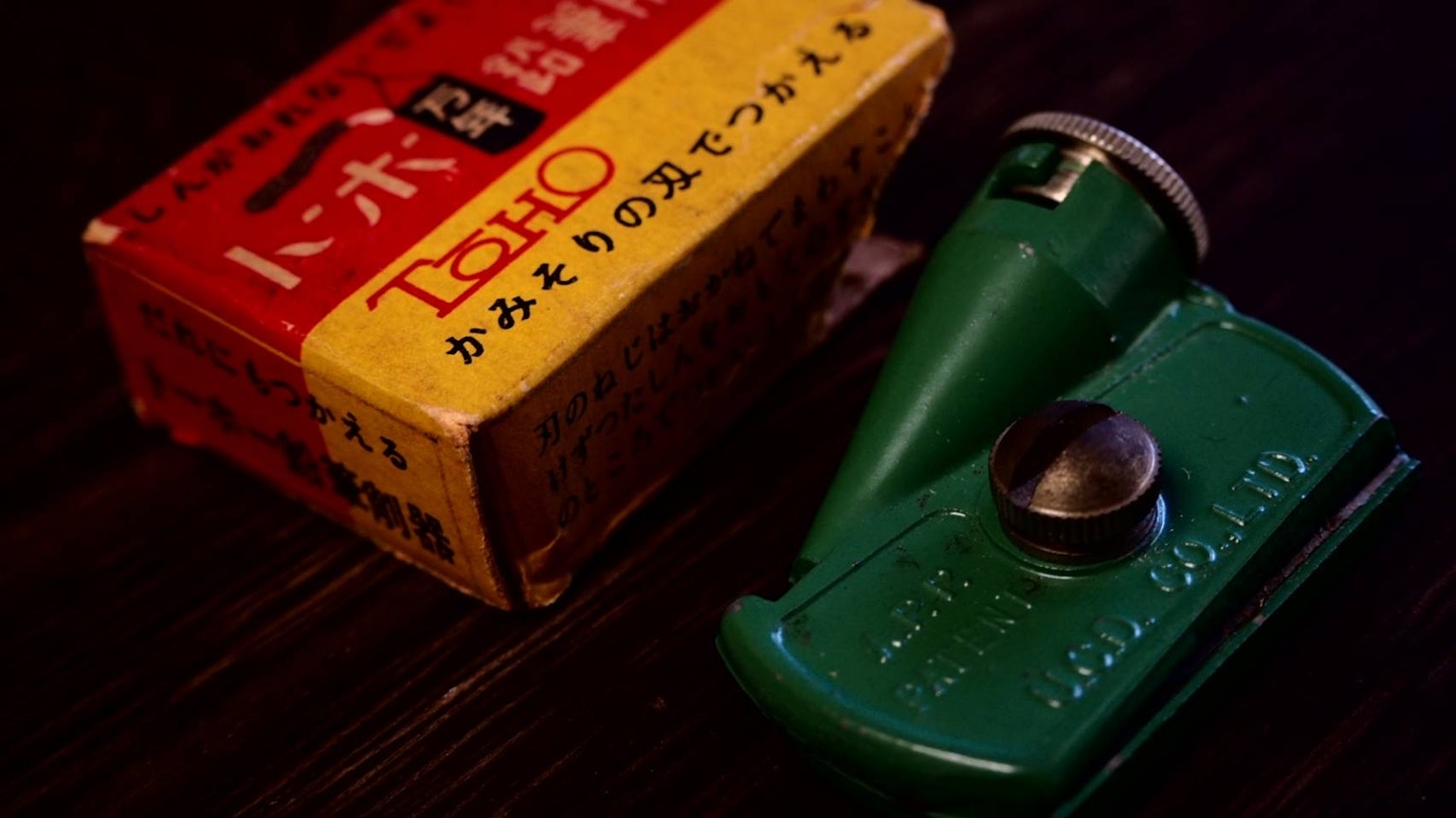 复古绿色打火机旁边是一个红色盒子