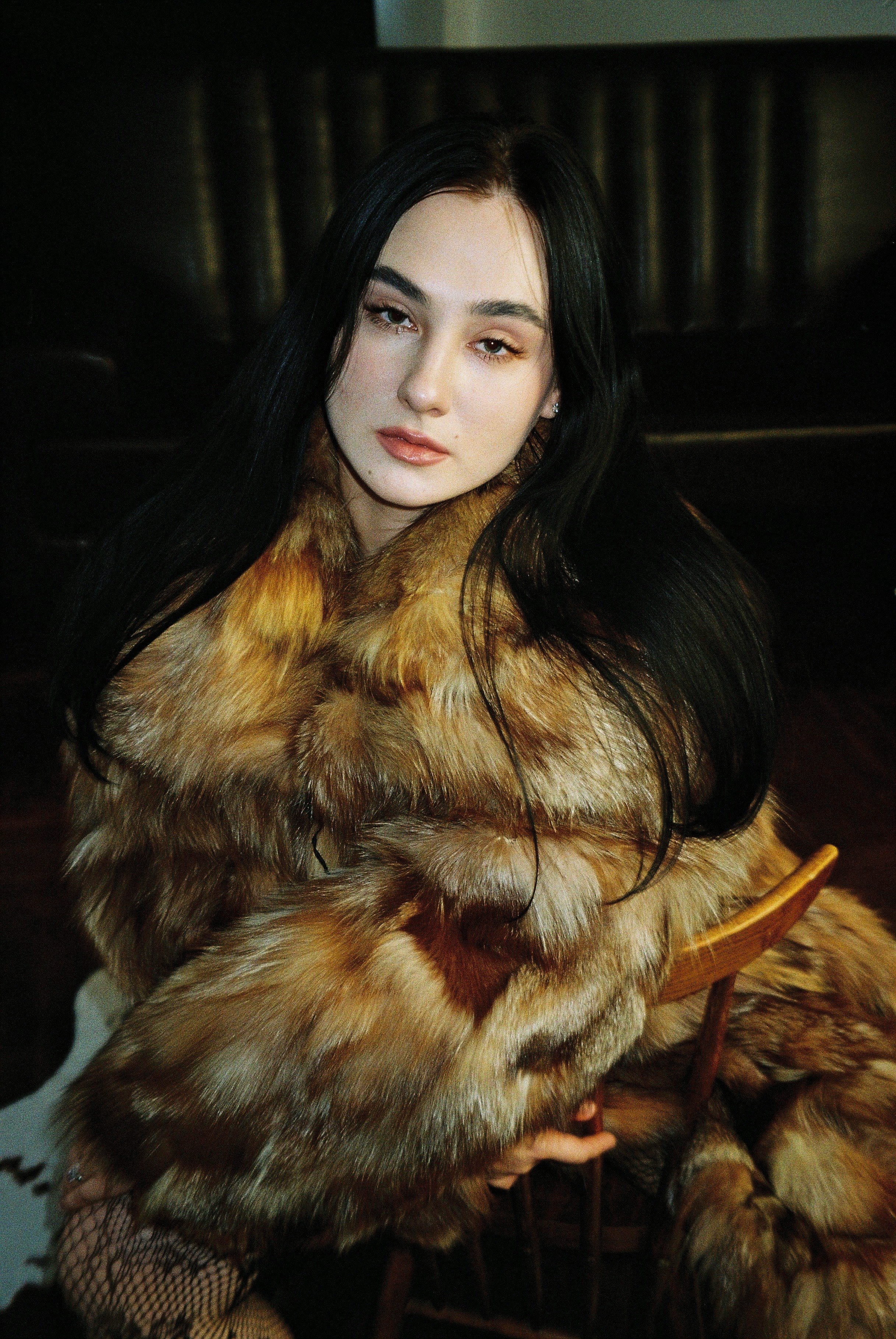 毛皮のコートを着た女性のポートレート