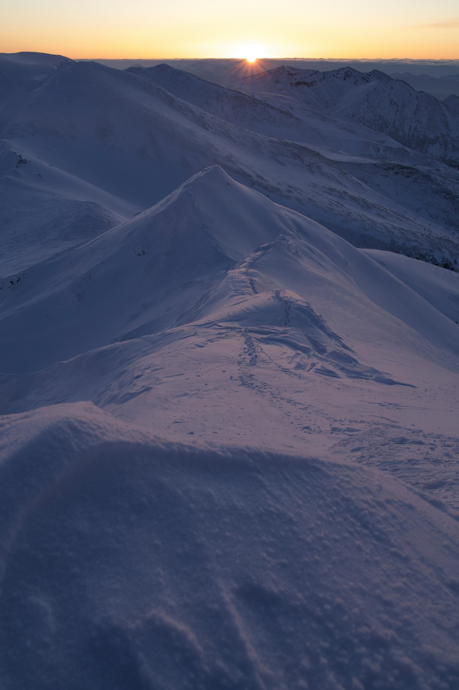 Montañas nevadas con vista al amanecer