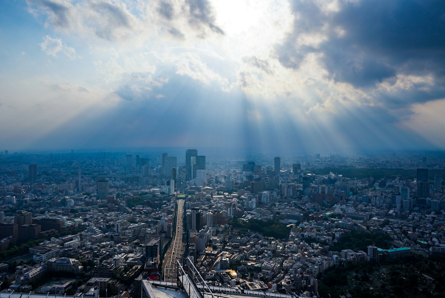 Stadtansicht von Tokio mit Lichtstrahlen, die durch die Wolken brechen