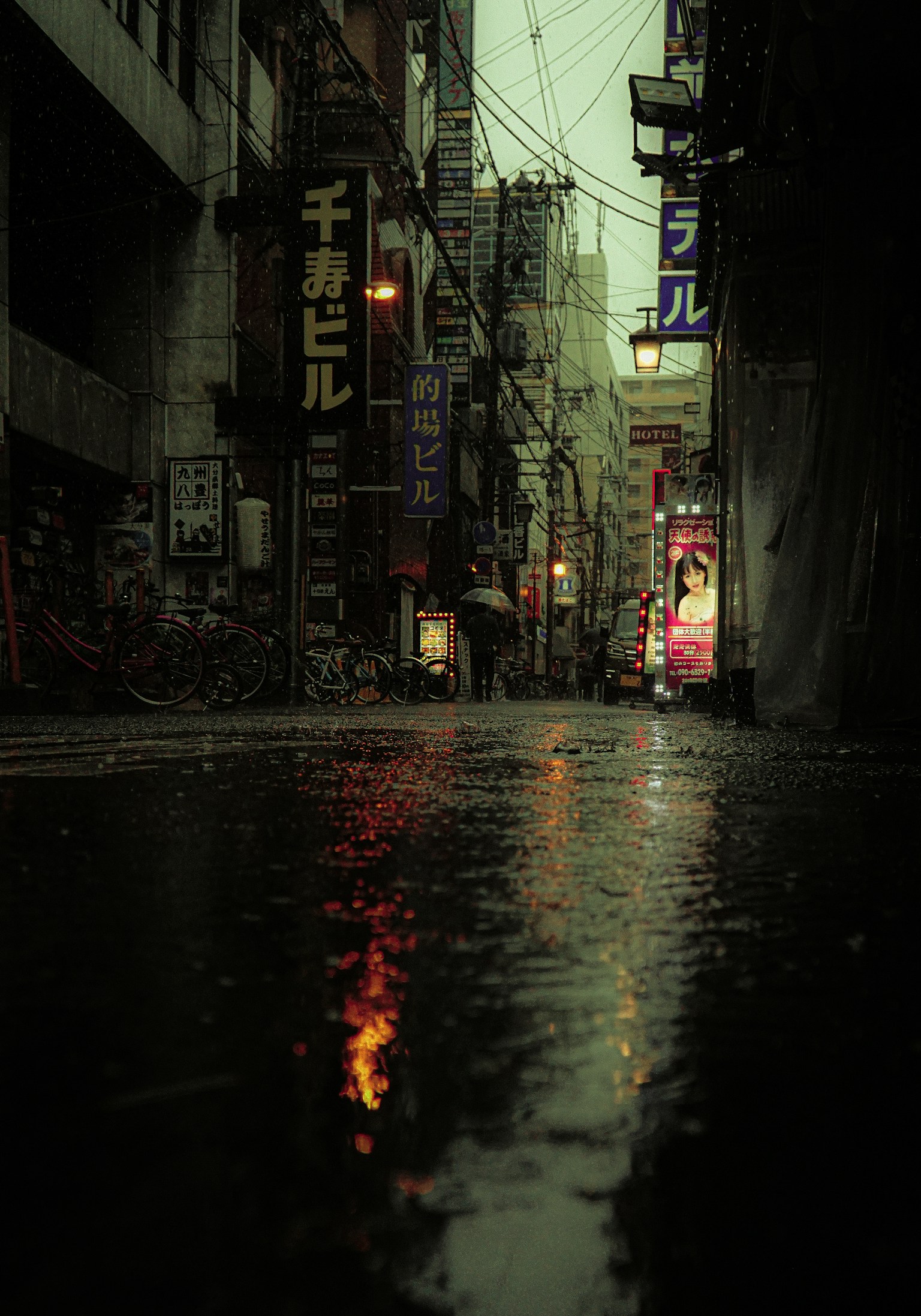 雨水浸濕的街道場景霓虹燈在潮濕人行道上的反射陰鬱的氛圍