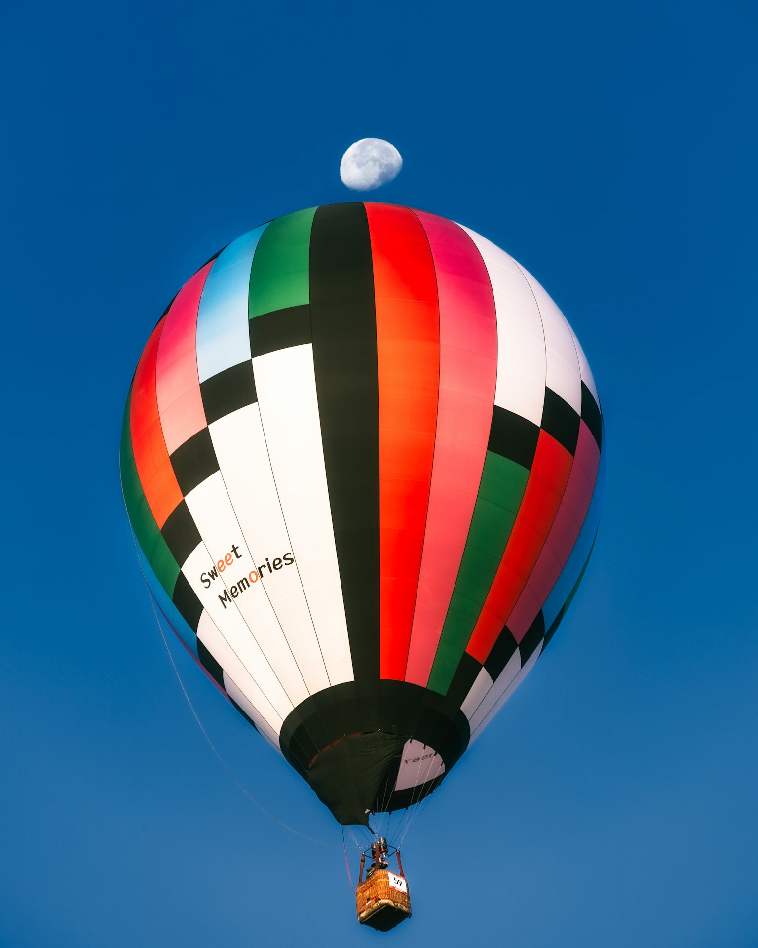 Bunte Heißluftballon schwebt in einem blauen Himmel