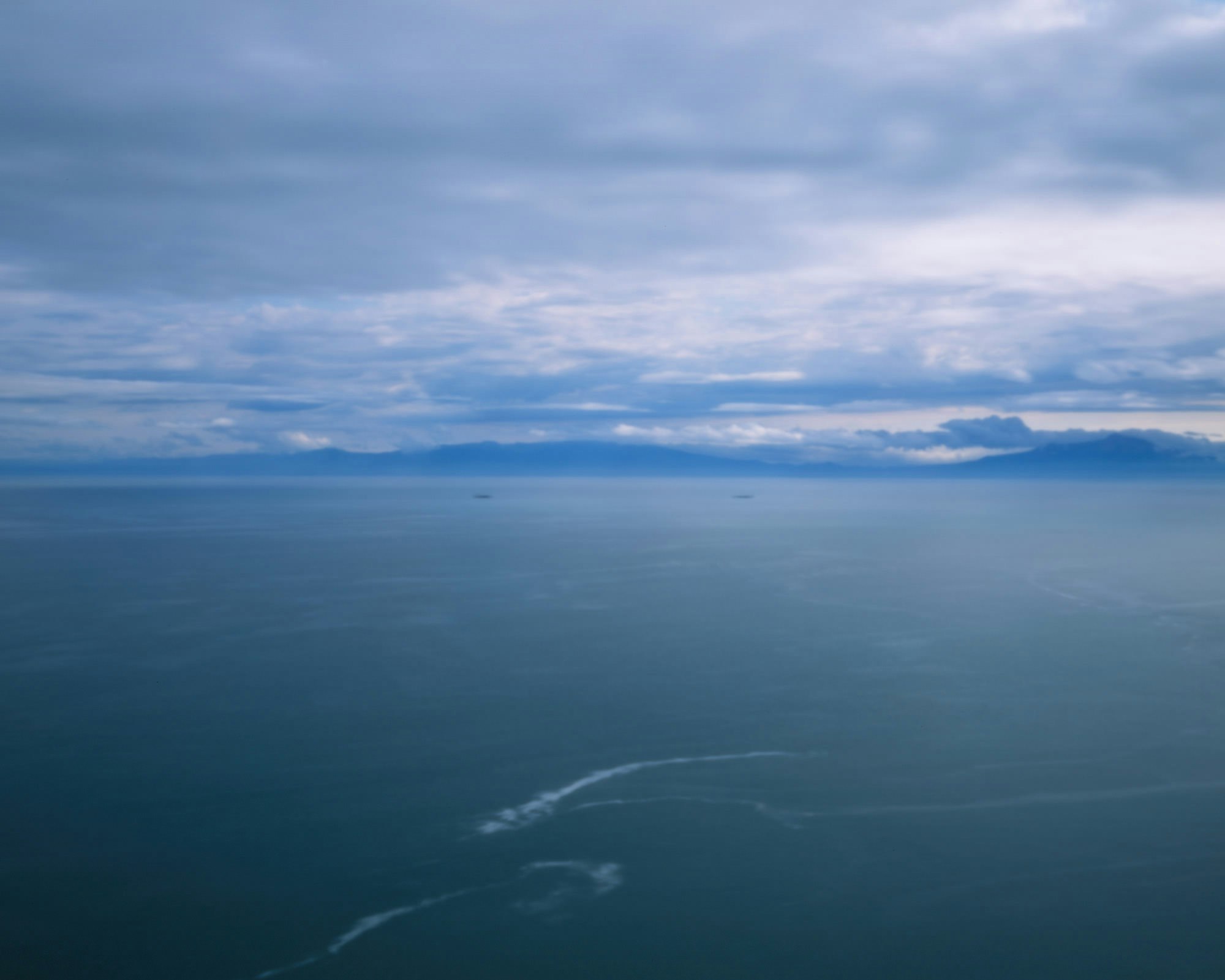 海上に広がる水平線と雲のある風景