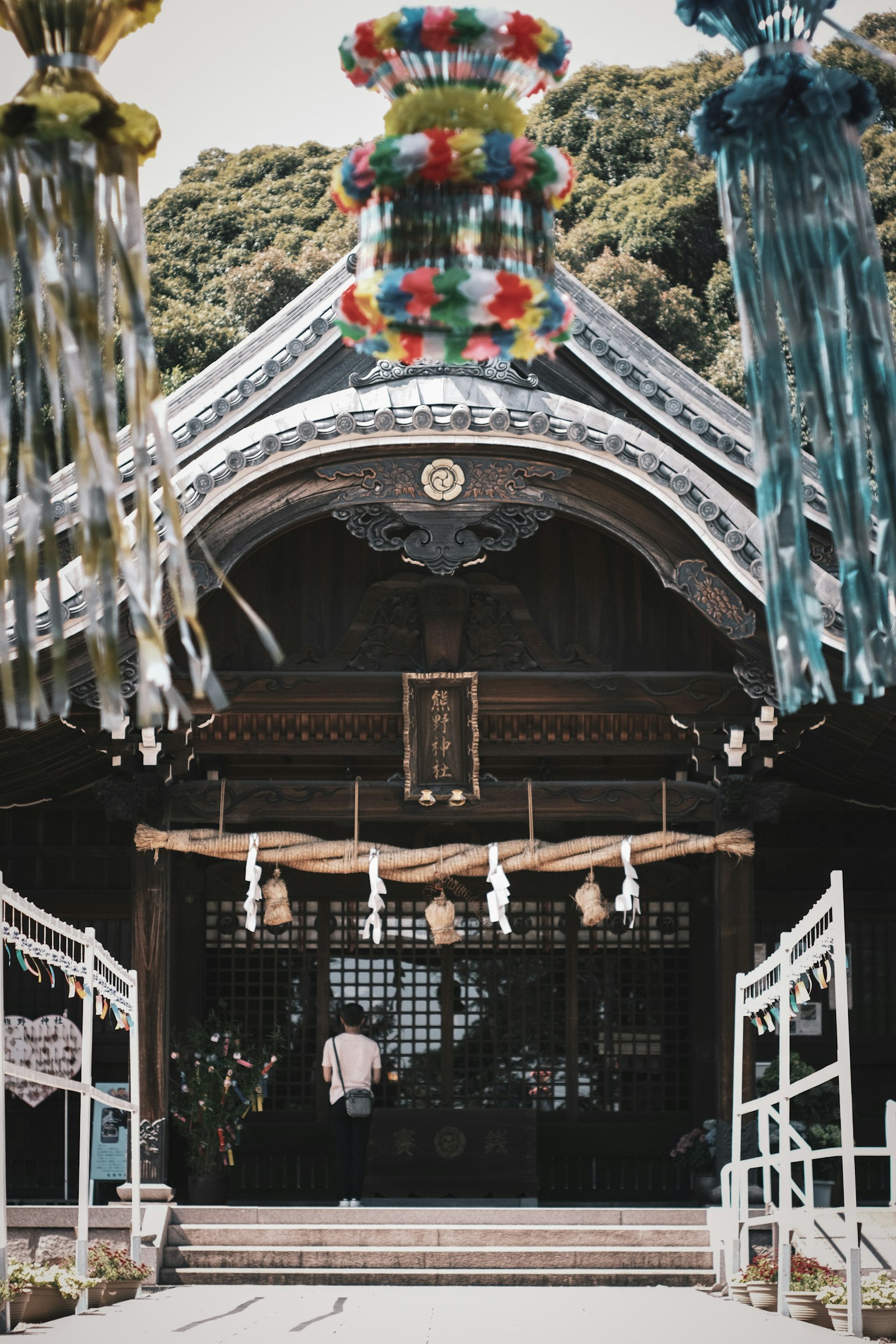 山中傳統神社的入口 彩色裝飾懸掛