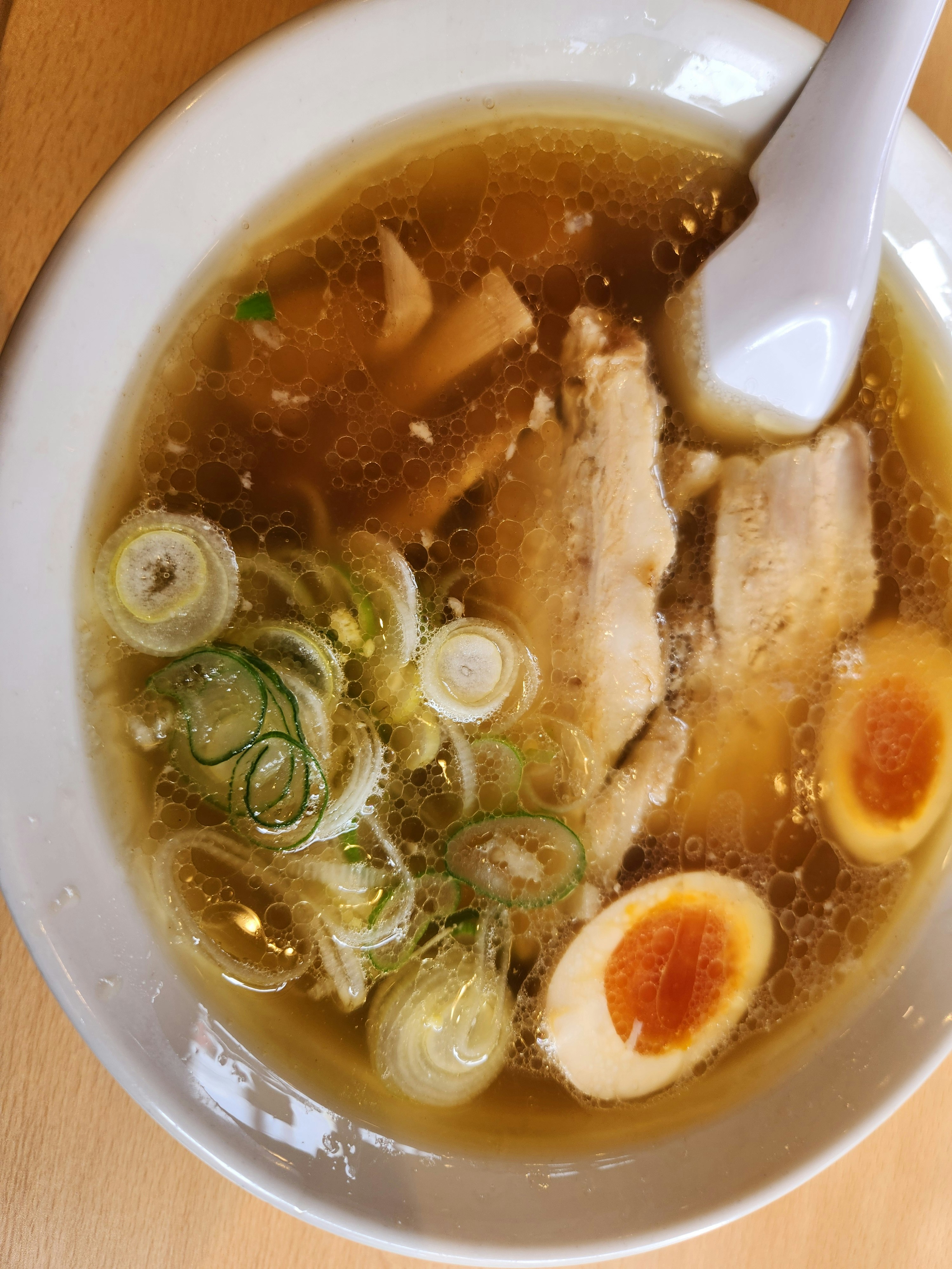 煮干し系スープにチャーシューと味玉が入ったラーメンのアップ