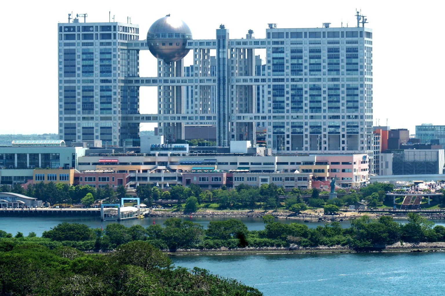 Complejo de la sede de Fuji TV en Odaiba Tokio con una estructura esférica distintiva