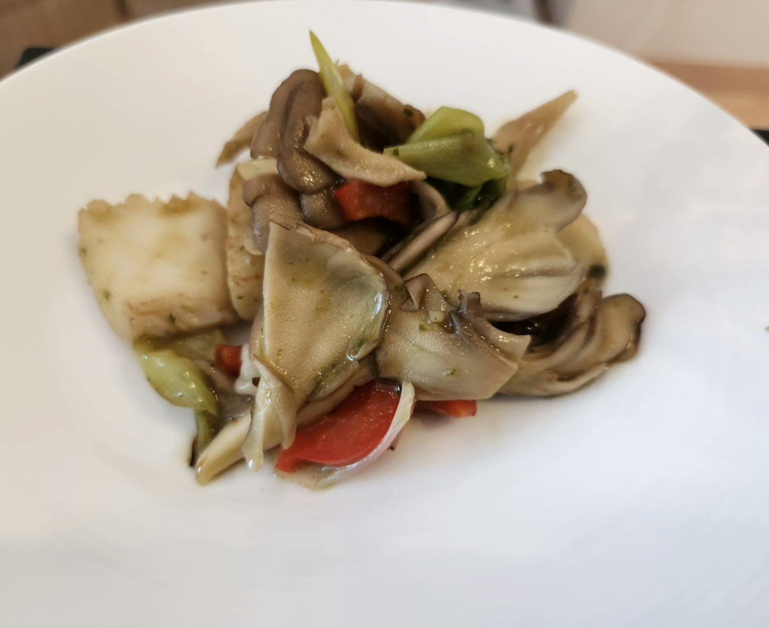 白色盘子上的炒蔬菜和蘑菇菜肴