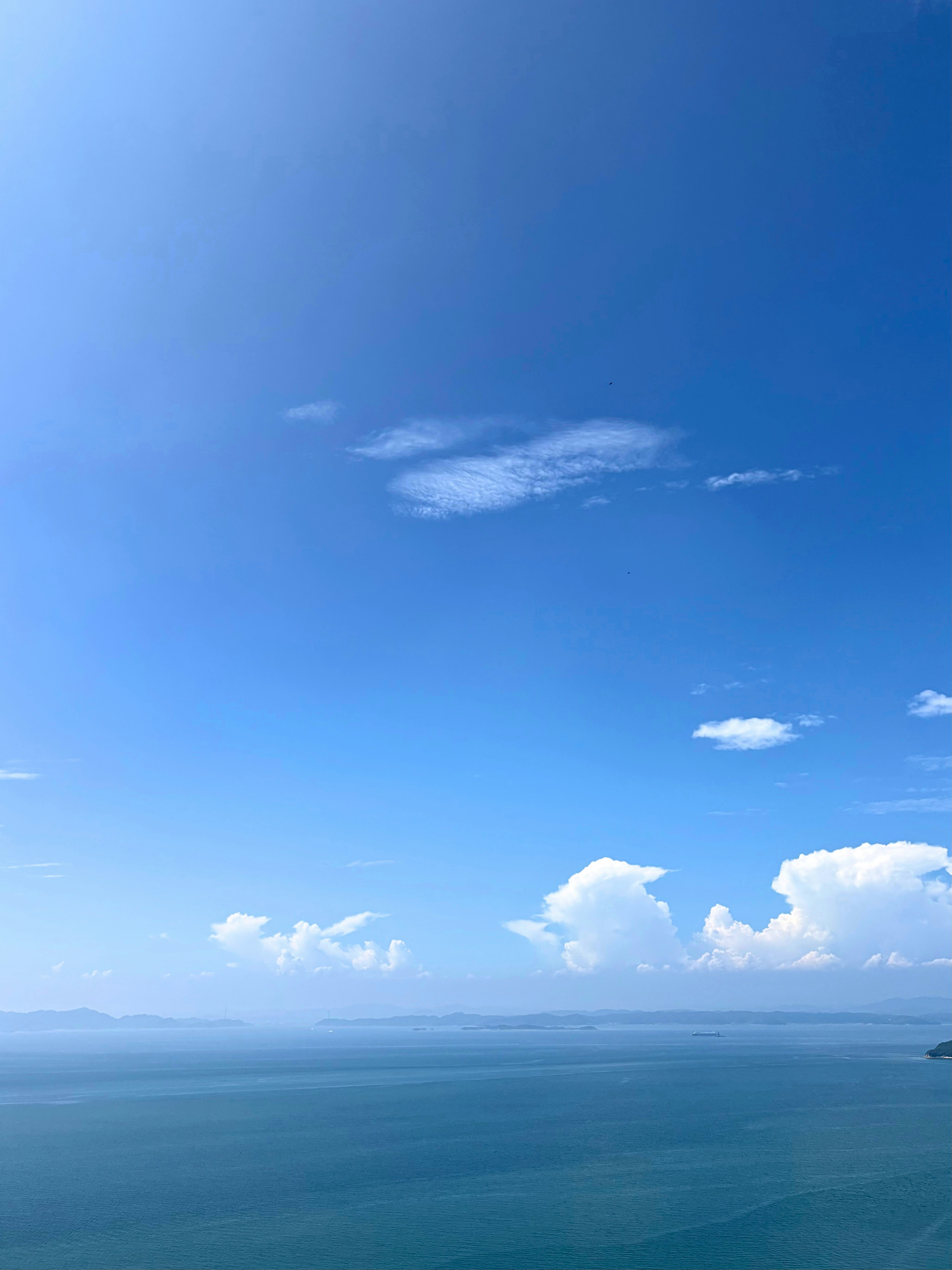 Vista de principios de verano: cielo azul y mar del mar Interior de Seto con nubes