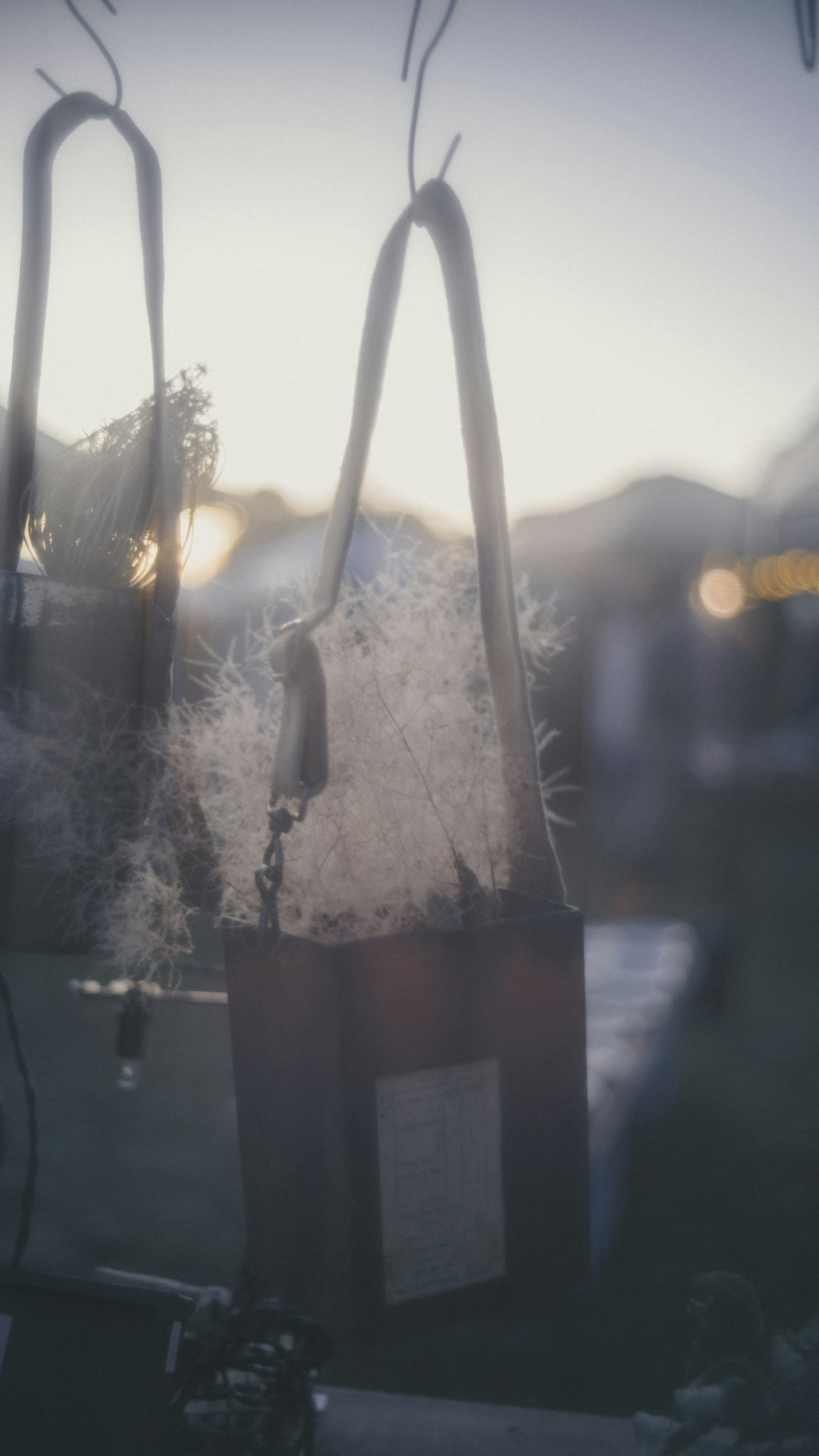 夕暮れ時にかかっているスモークの出るバッグのクローズアップ