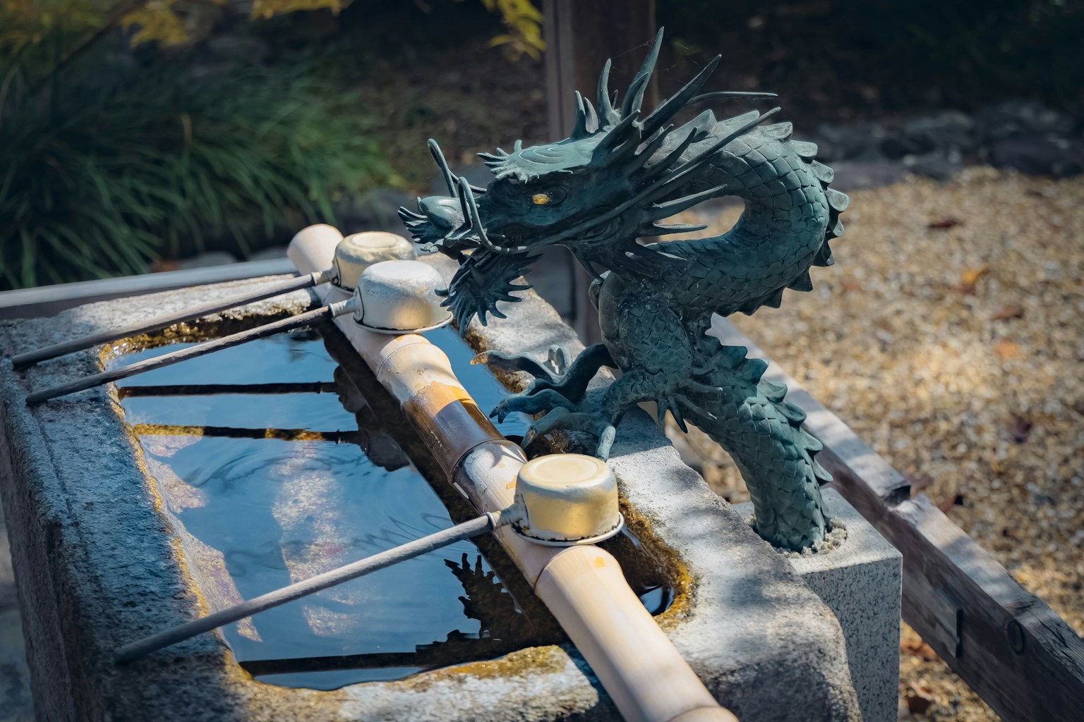 带有龙雕塑和水景的石头水池