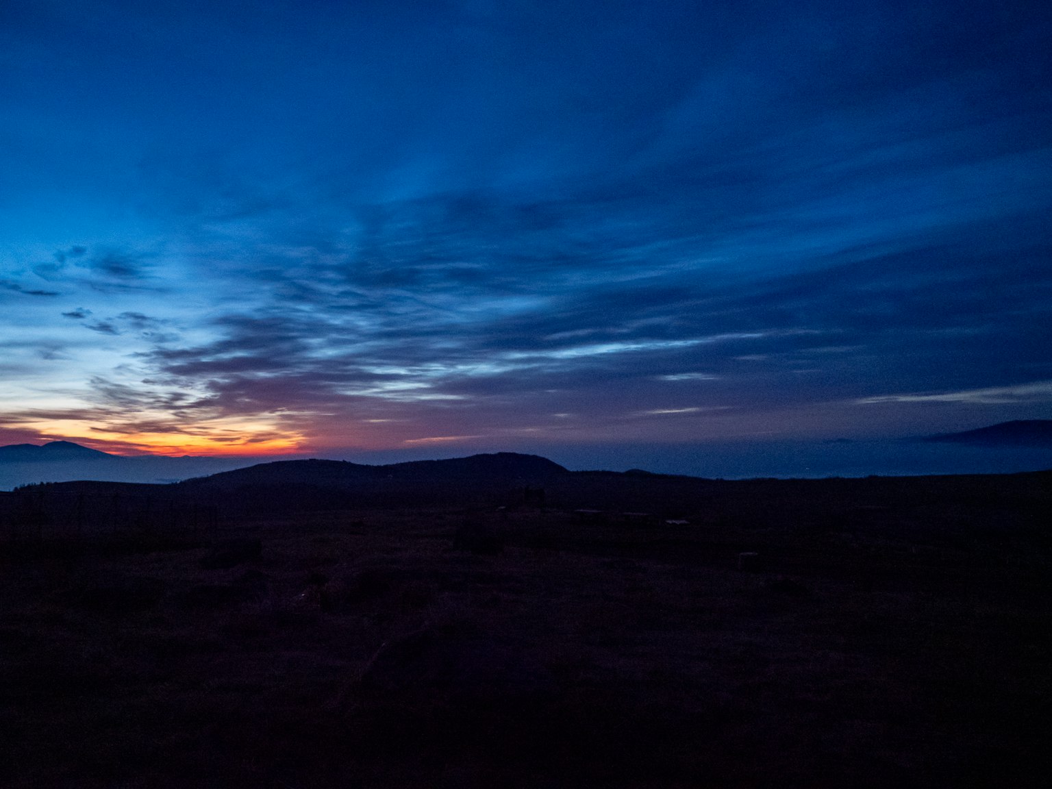 Paesaggio con cielo blu vibrante e tramonto arancione