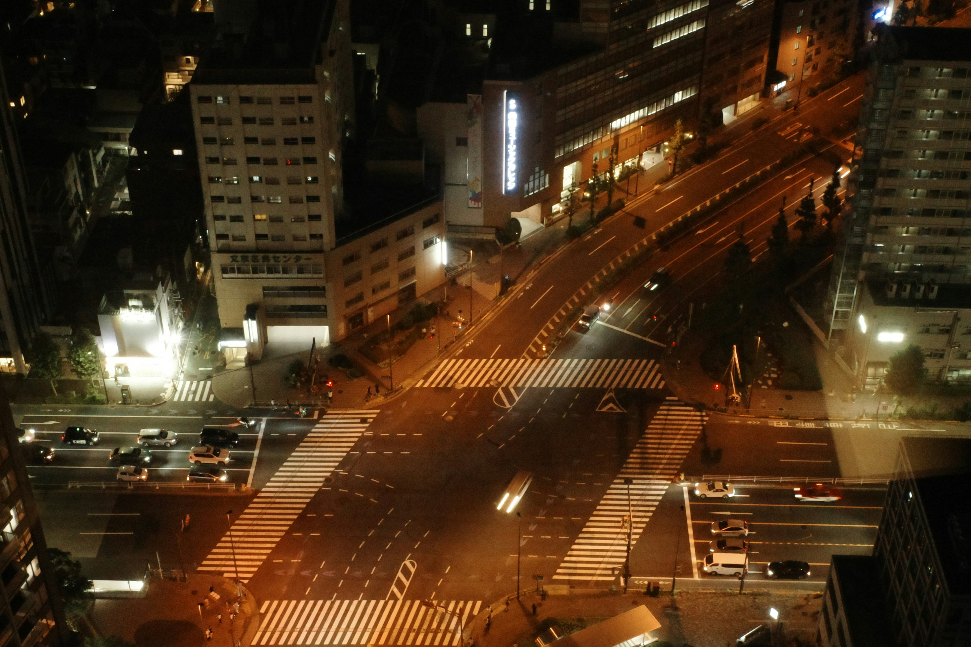夜の大通りに広がる横断歩道と街の灯り