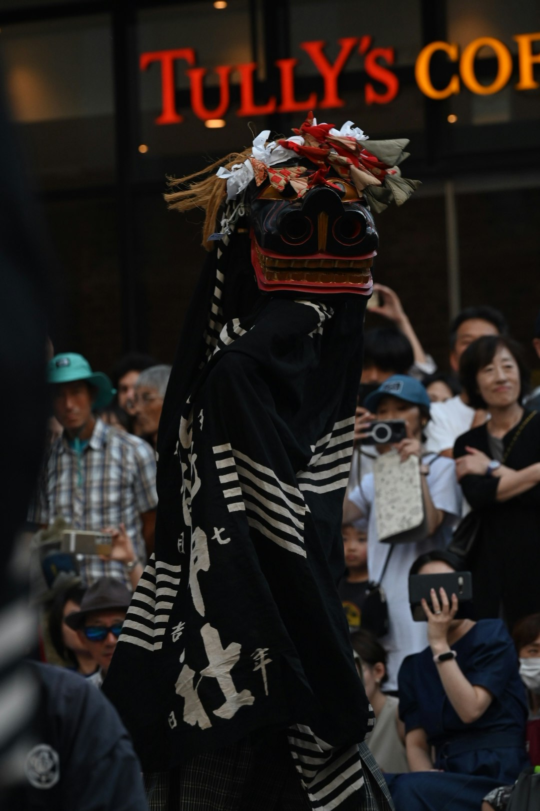 穿著黑白服裝的表演者在擁擠街道中跳舞的瞬間