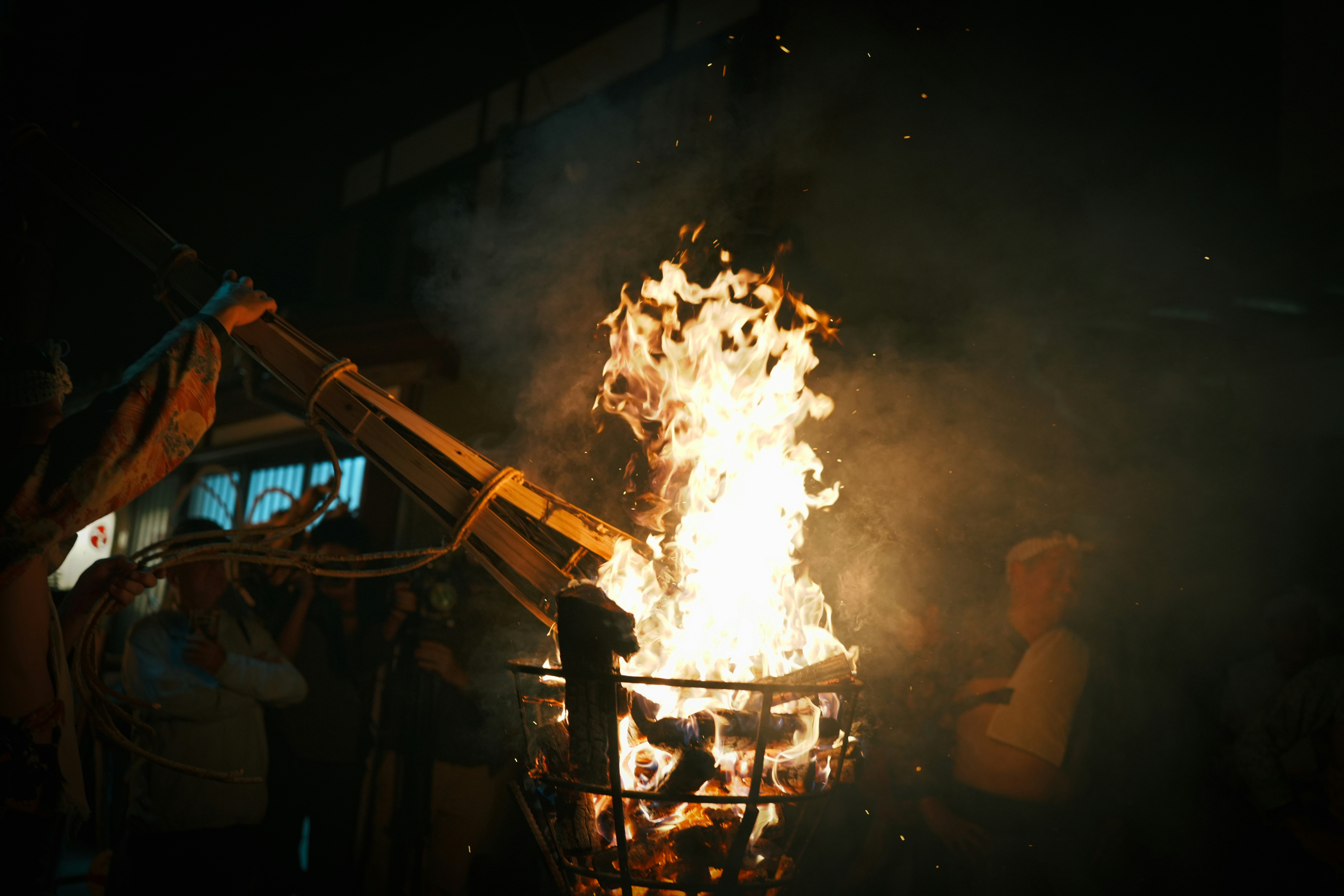 火祭りの炎が燃え上がる鞍馬山の夜の祭りの様子