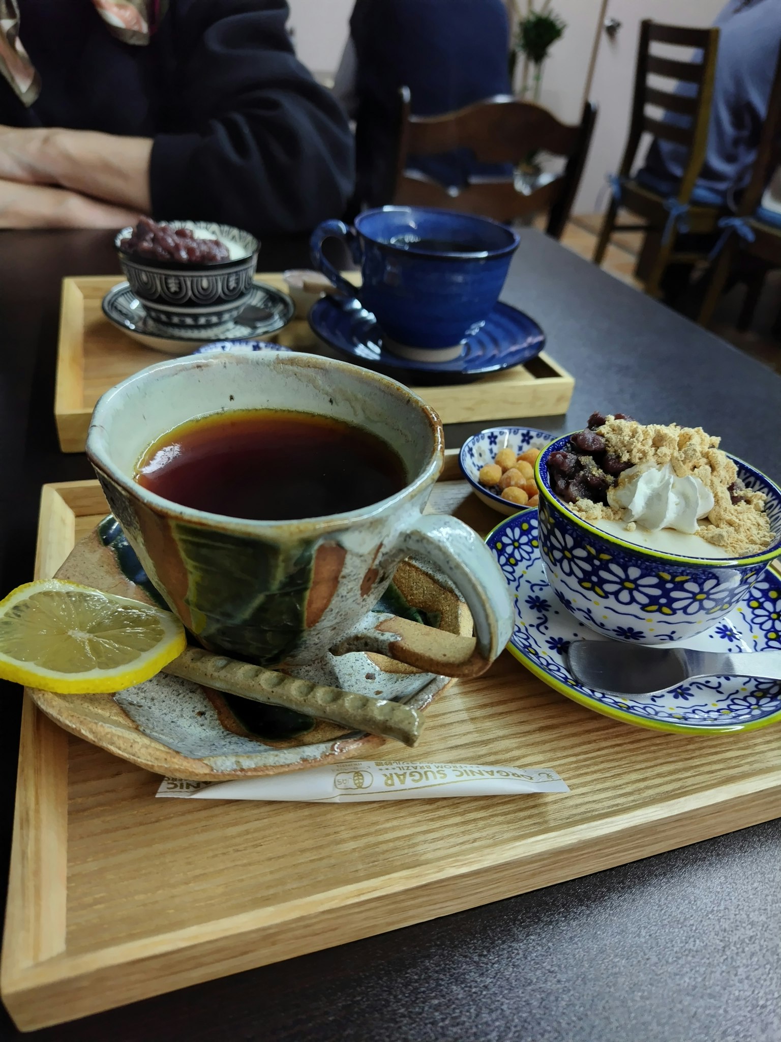 Piring kayu dengan kopi dan variasi makanan penutup