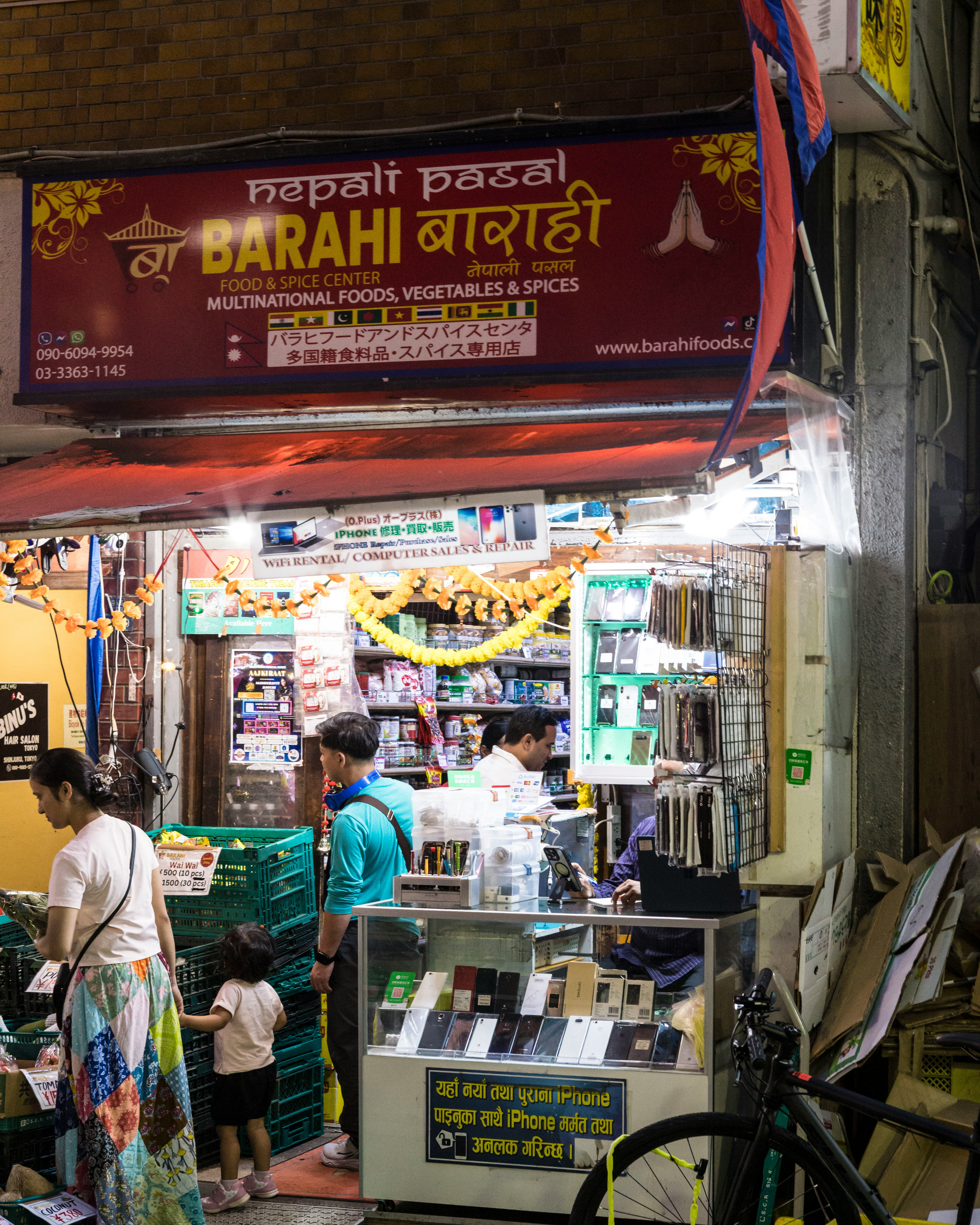 狹窄巷弄裡的尼泊爾美食攤位店面